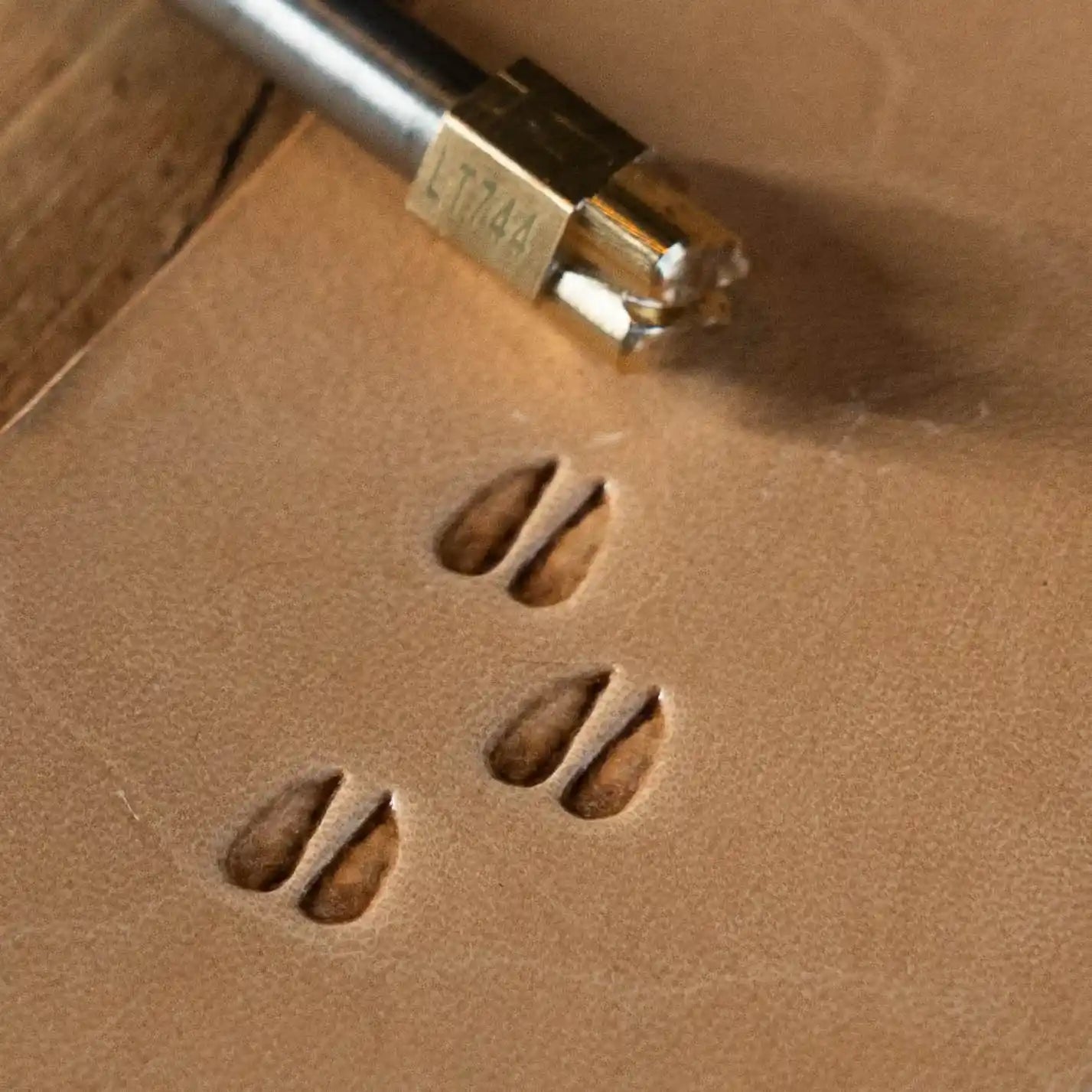 LT744 Hoof Tracks Leather Stamping Tool– Hoof Tracks 09x10mm (5/14" x 2/5")