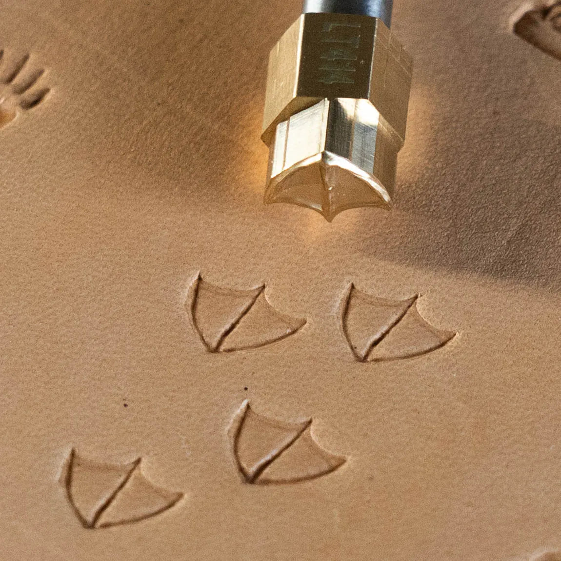LT414 Footprint Leather Stamping Tool–Bird Tracks Footprint 11x09mm (7/16" x 5/14")