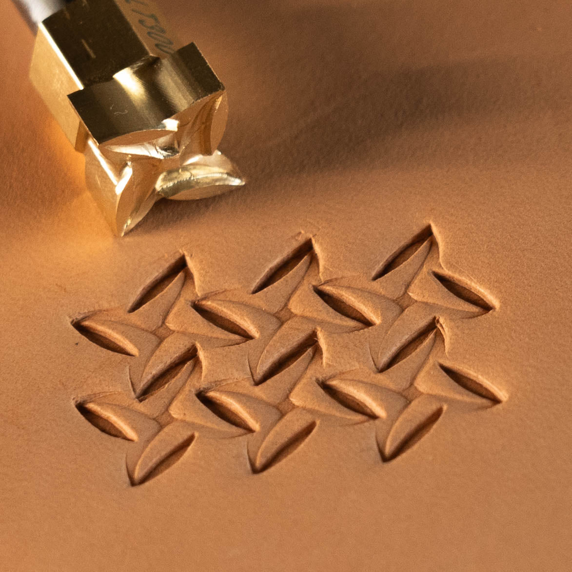 LT300 Geometric Leather Stamping Tool–Interlocking Shapes Geometric 15x15mm (7/12" x 7/12")