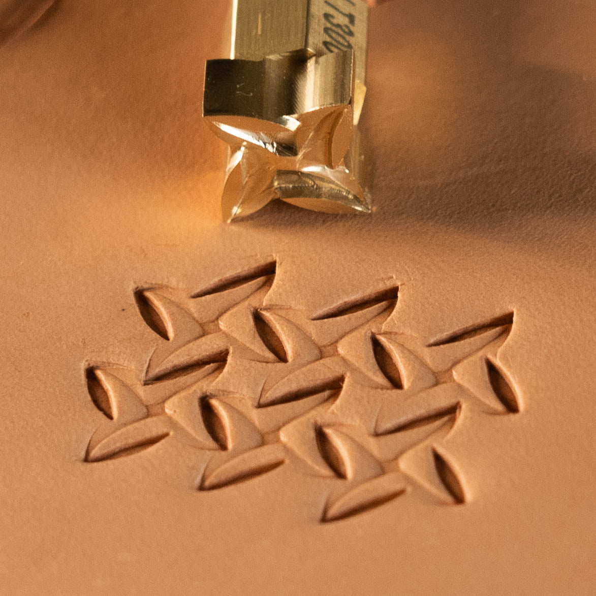 LT300 Geometric Leather Stamping Tool–Interlocking Shapes Geometric 15x15mm (7/12" x 7/12")
