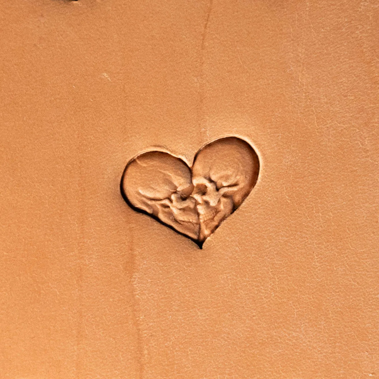 LT633 Heart Leather Stamping Tool–Kissing Skulls in Heart 20x16mm (11/14" x 5/8")