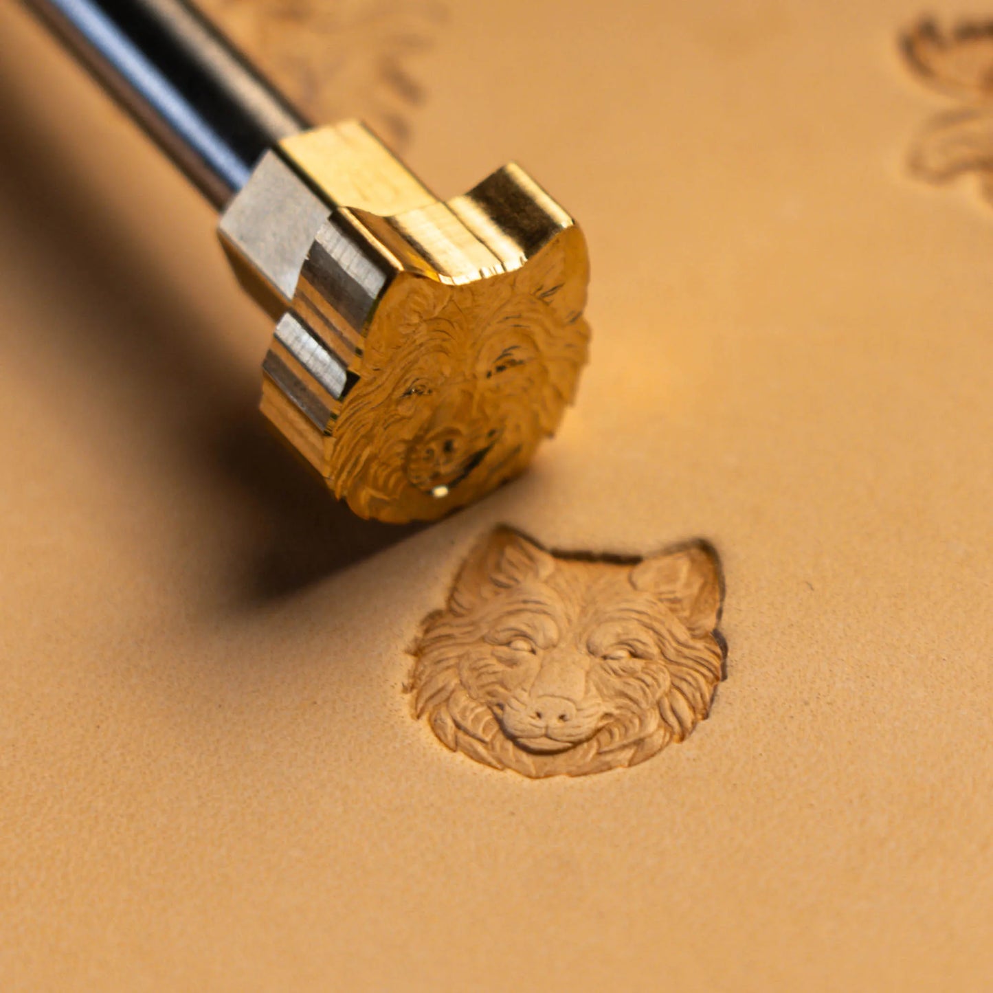 LT589 Wolf Leather Stamping Tool–Fluffy Face Wolf 19x20mm (3/4" x 11/14")