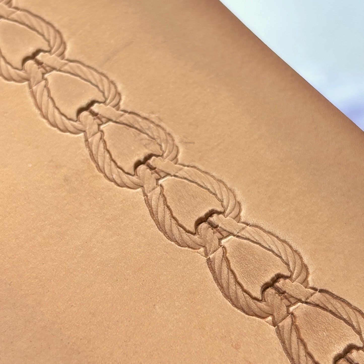Rope Chain leather stamp LT099 — single impression on veg-tan leather