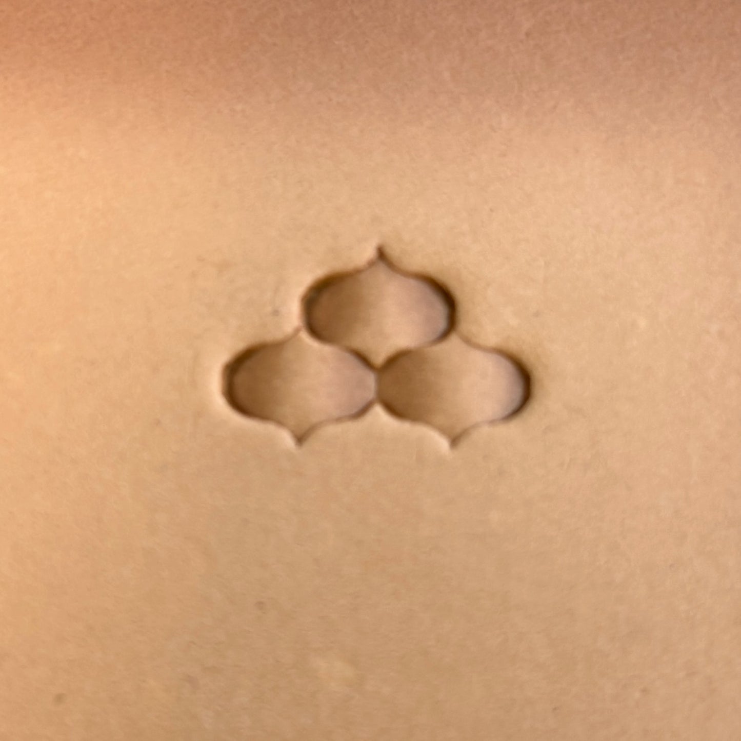 Honeycomb leather stamp LT318 — single impression on veg-tan leather
