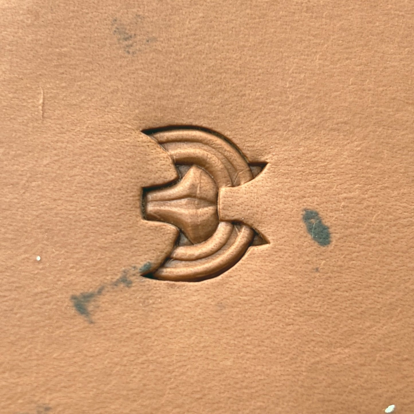 Curved Links Basket Weave leather stamp LT420 — single impression on veg-tan leather