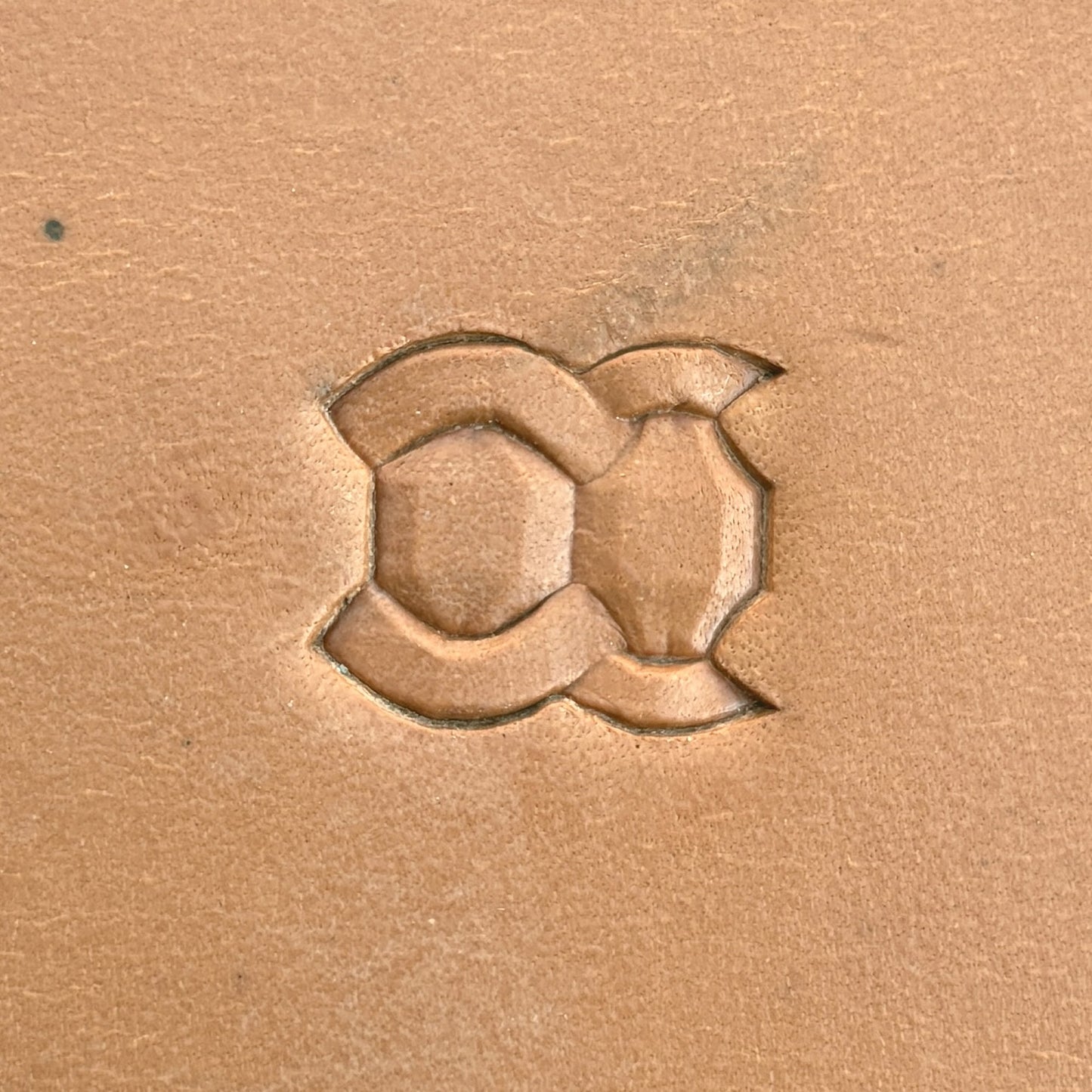 Chain Link Geometric leather stamp LT519 — single impression on veg-tan leather
