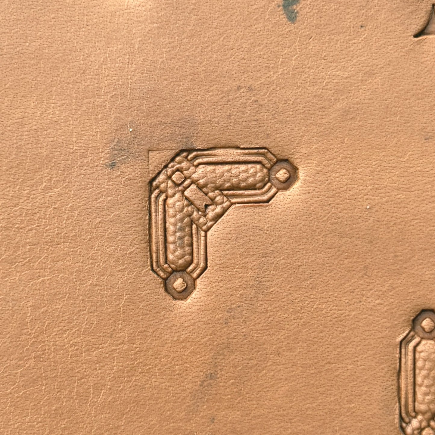 Chain Link Corner leather stamp LT529 — single impression on veg-tan leather