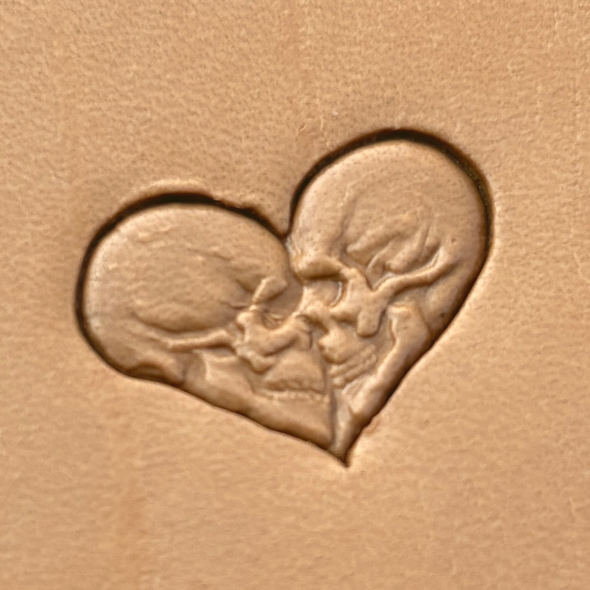 Kissing Skulls in Heart leather stamp LT633 — single impression on veg-tan leather