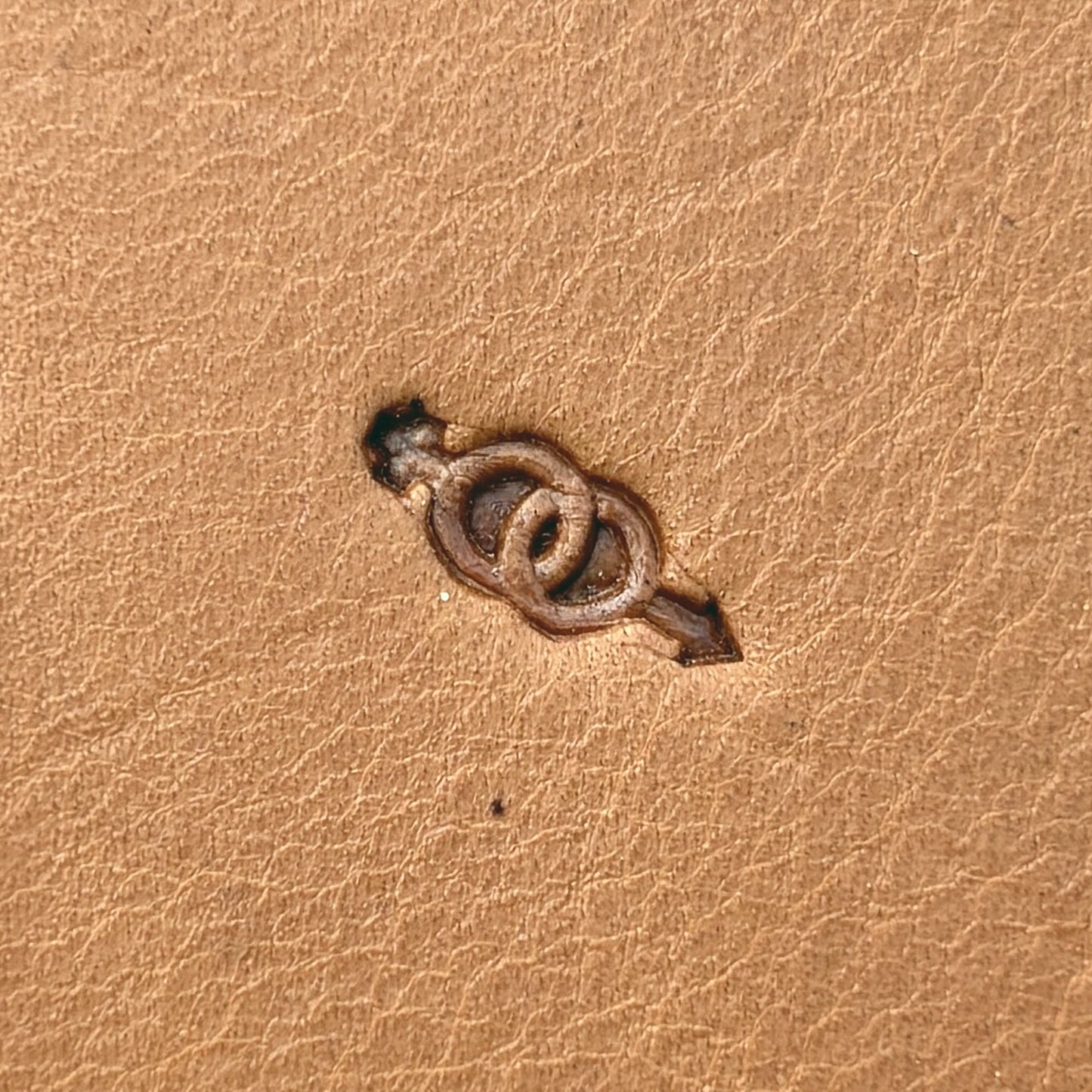 Knot Arrow leather stamp LT681 — single impression on veg-tan leather