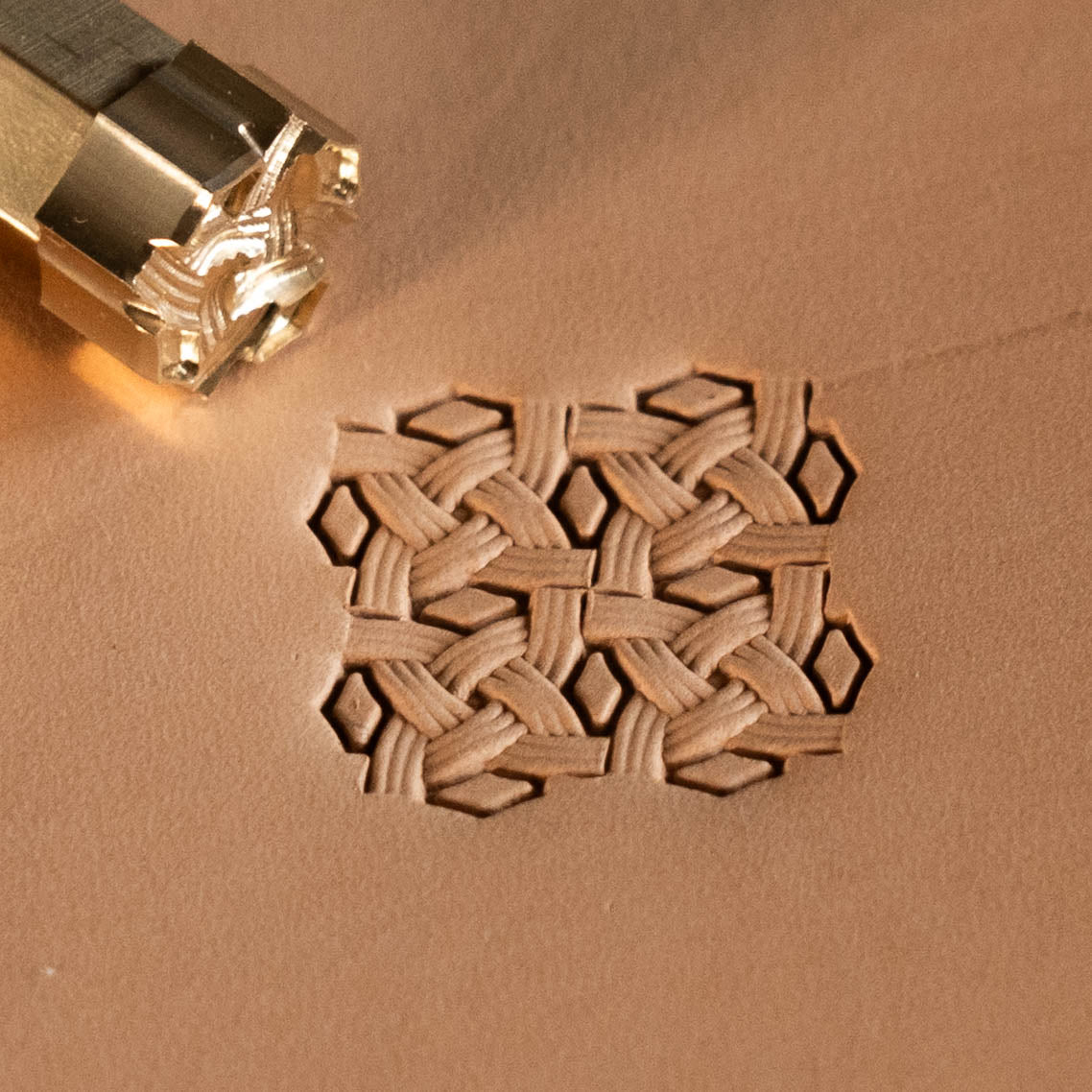 LT592 Basket Weave Leather Stamping Tool–Celtic Knot Basket Weave 14x14mm (5/9" x 5/9")