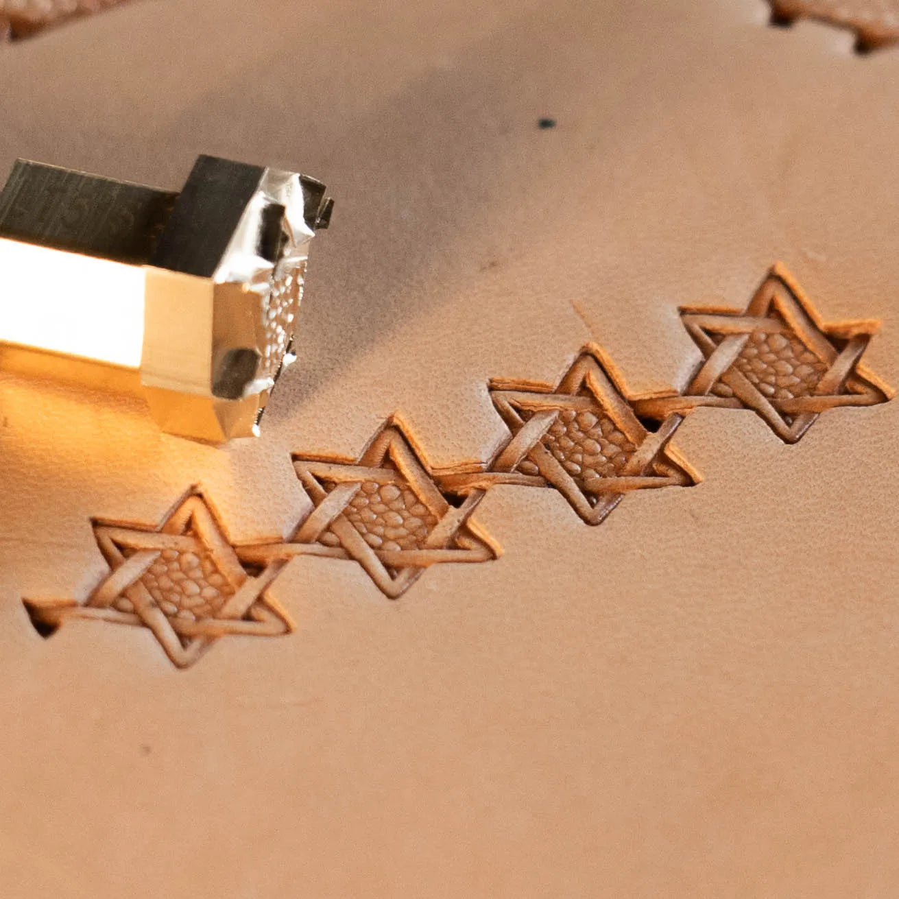 LT515 Geometric Leather Stamping Tool–Interwoven Star Geometric 16x13mm (5/8" x 1/2")