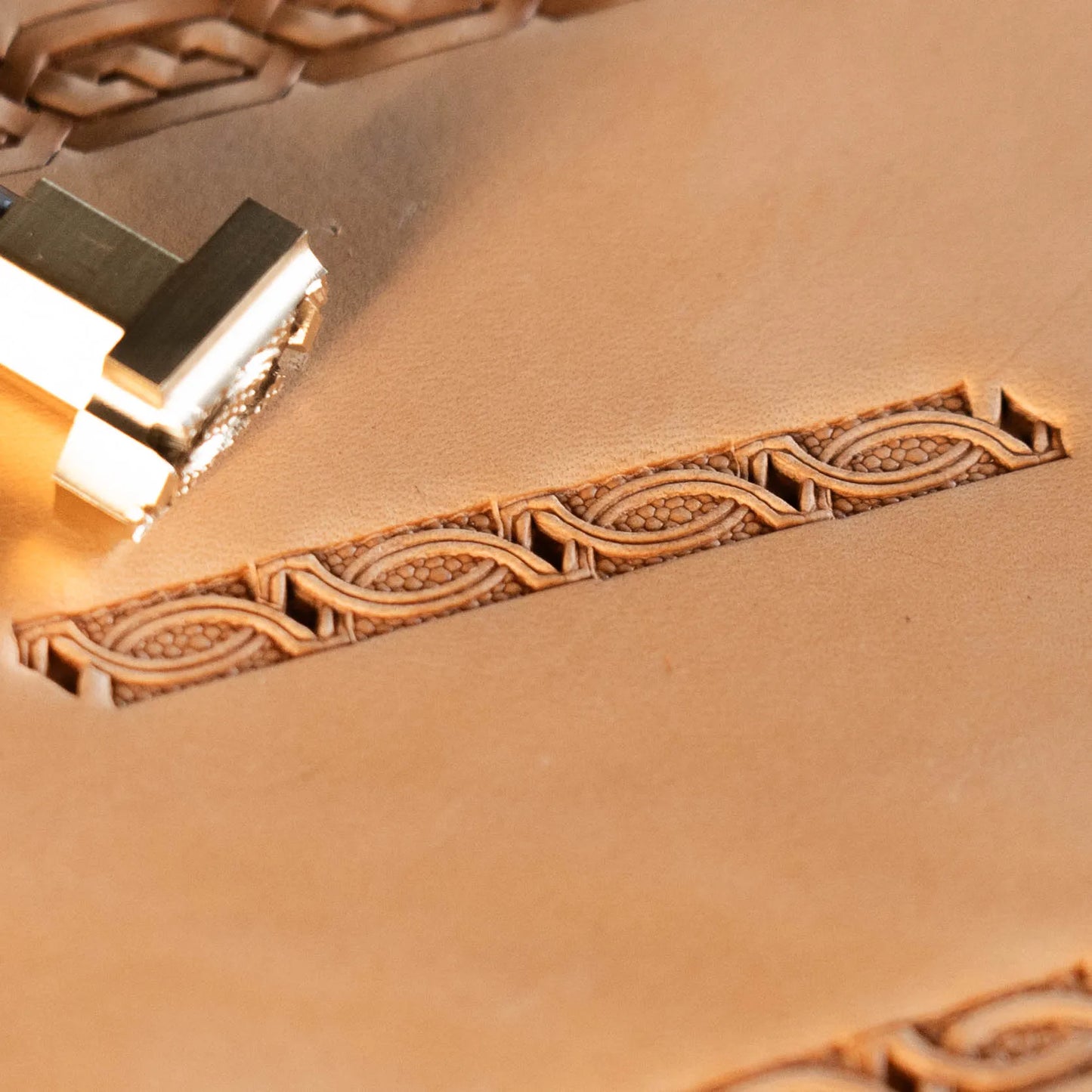 LT521 Geometric Leather Stamping Tool–Interlinked Ovals Border Geometric