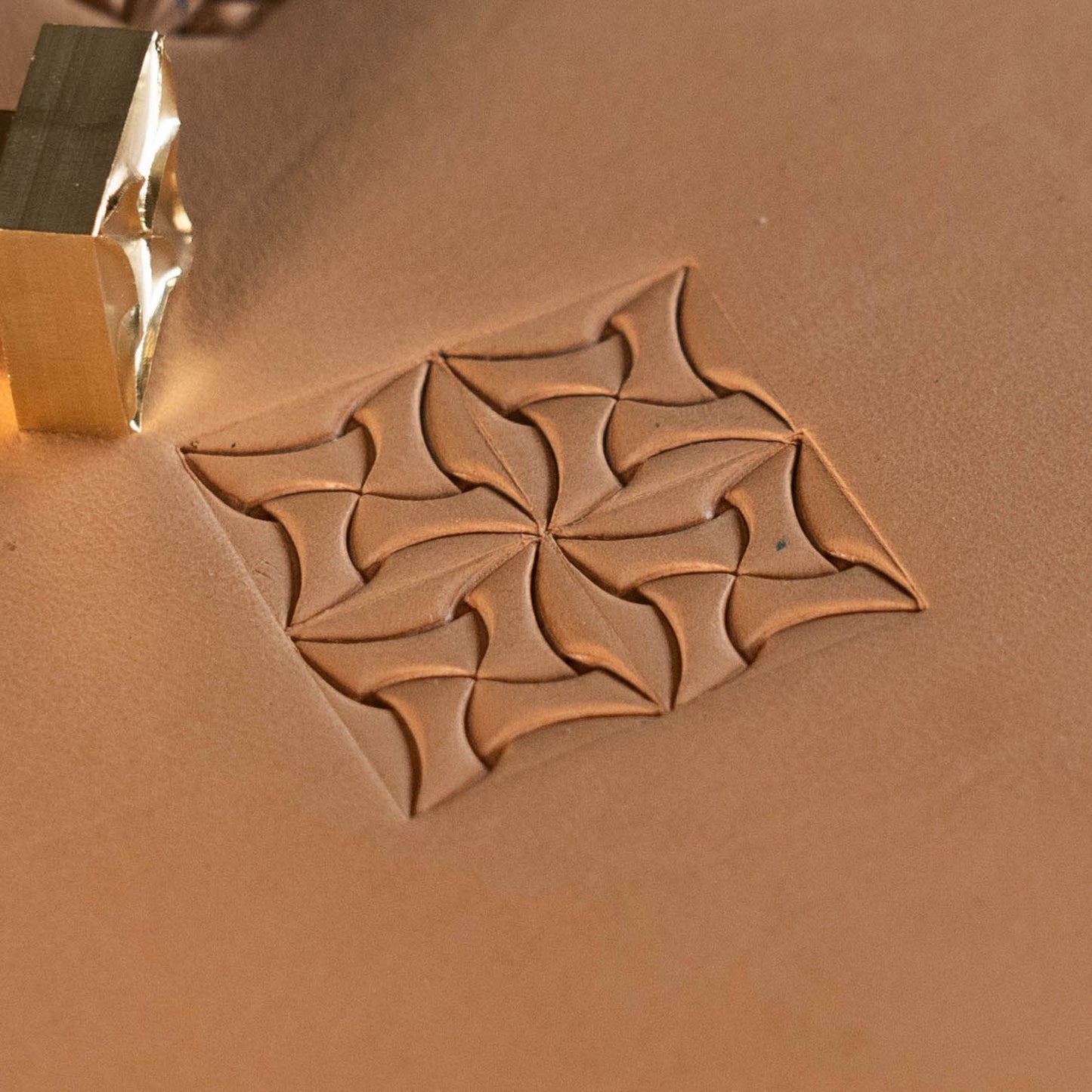 LT327 Geometric Leather Stamping Tool–Pinwheel Geometric 15x15mm (7/12" x 7/12")