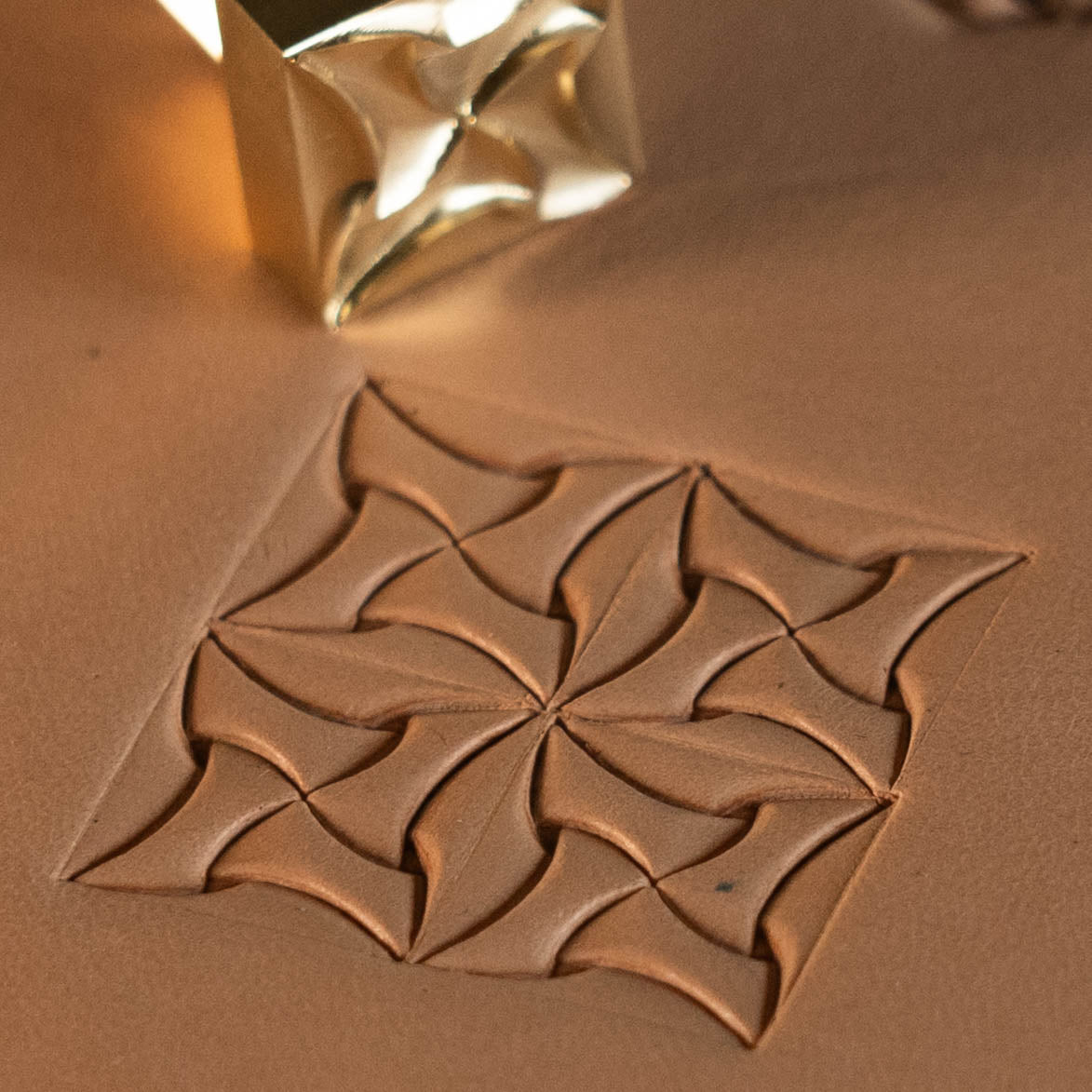 LT327 Geometric Leather Stamping Tool–Pinwheel Geometric 15x15mm (7/12" x 7/12")