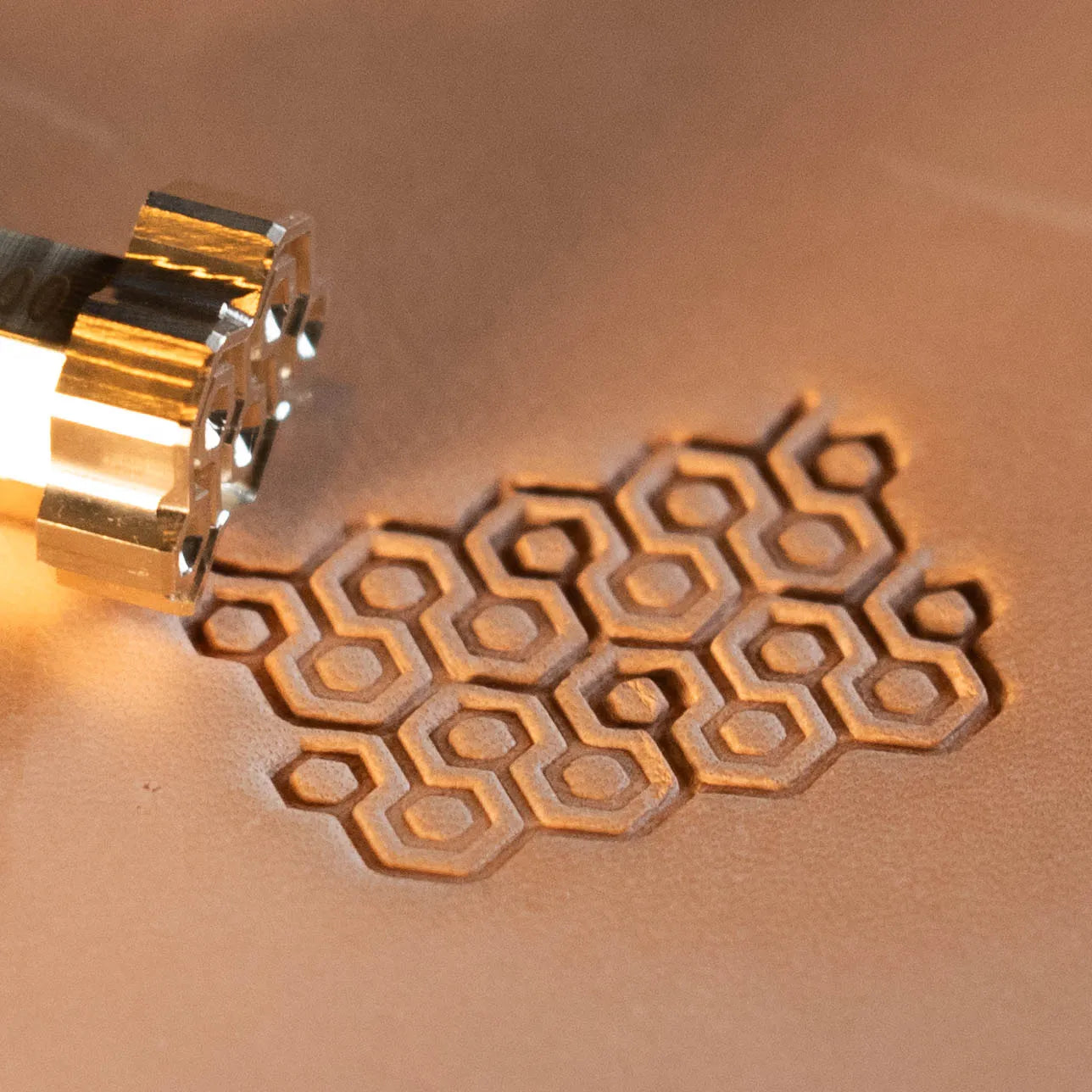 LT400 Bee Leather Stamping Tool–Honeycomb Bee 19x13mm (3/4" x 1/2")