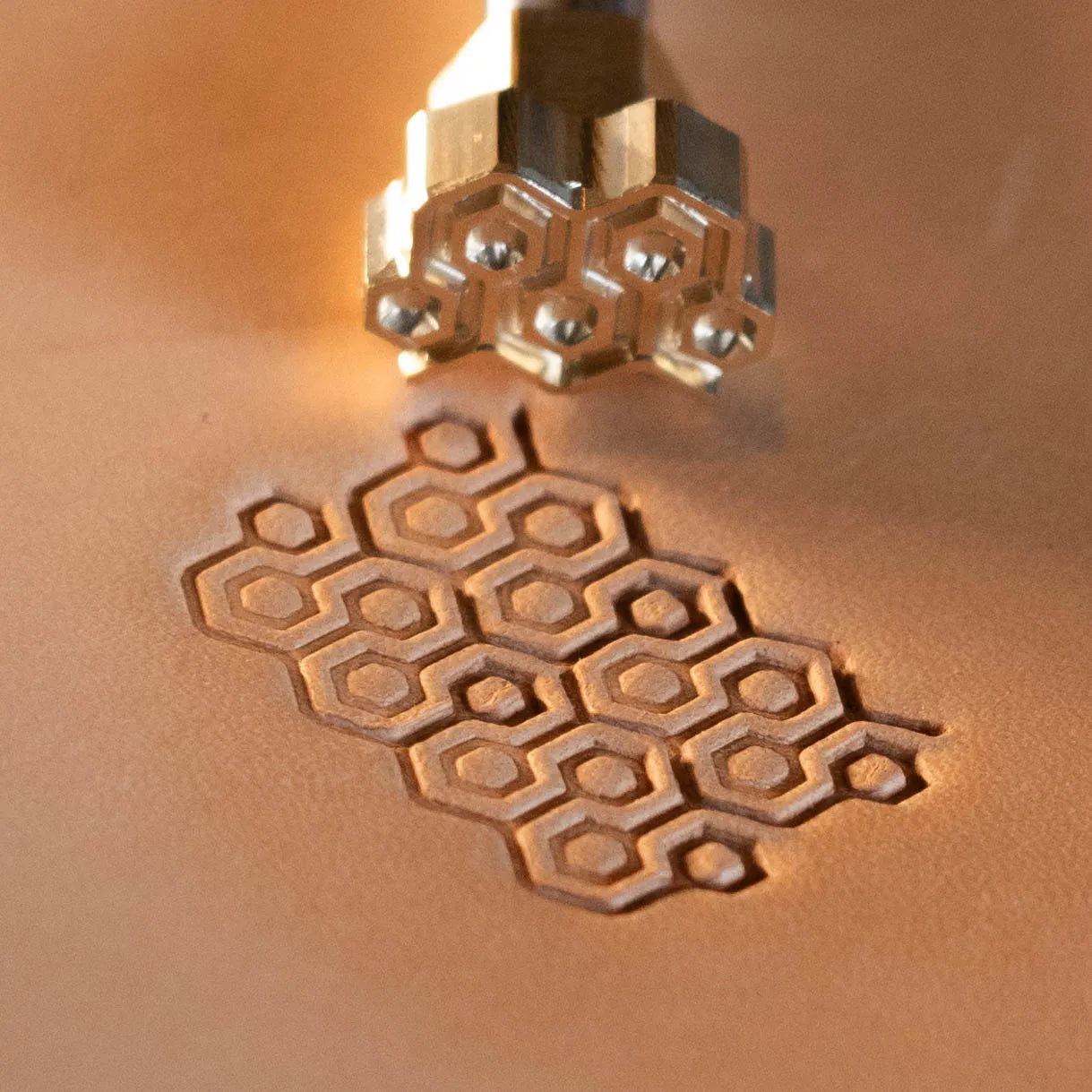 LT400 Bee Leather Stamping Tool–Honeycomb Bee 19x13mm (3/4" x 1/2")
