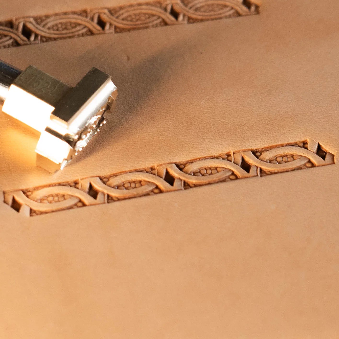 LT522 Geometric Leather Stamping Tool–Oval Accent Border + Corner Geometric