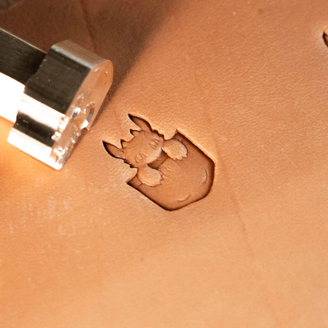 LT619 Dragon Leather Stamping Tool–Pocket Dragon 11x17mm (7/16" x 2/3")