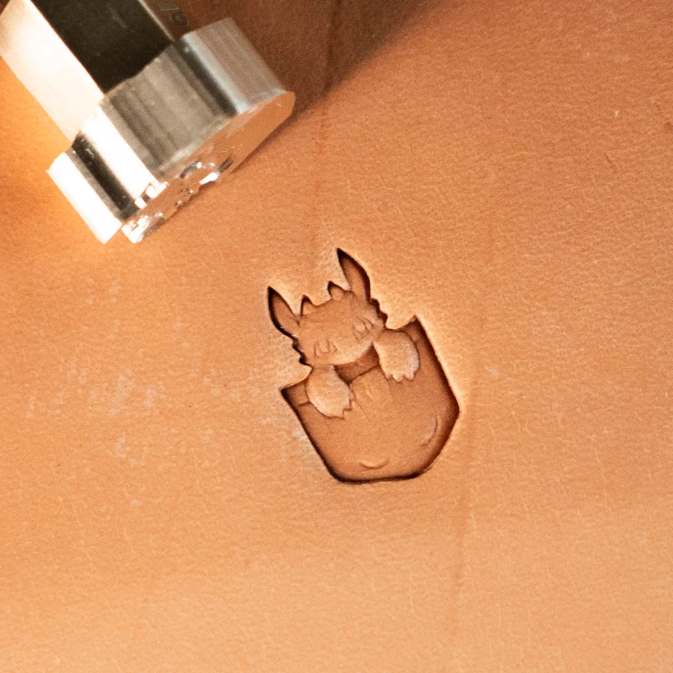 LT619 Dragon Leather Stamping Tool–Pocket Dragon 11x17mm (7/16" x 2/3")