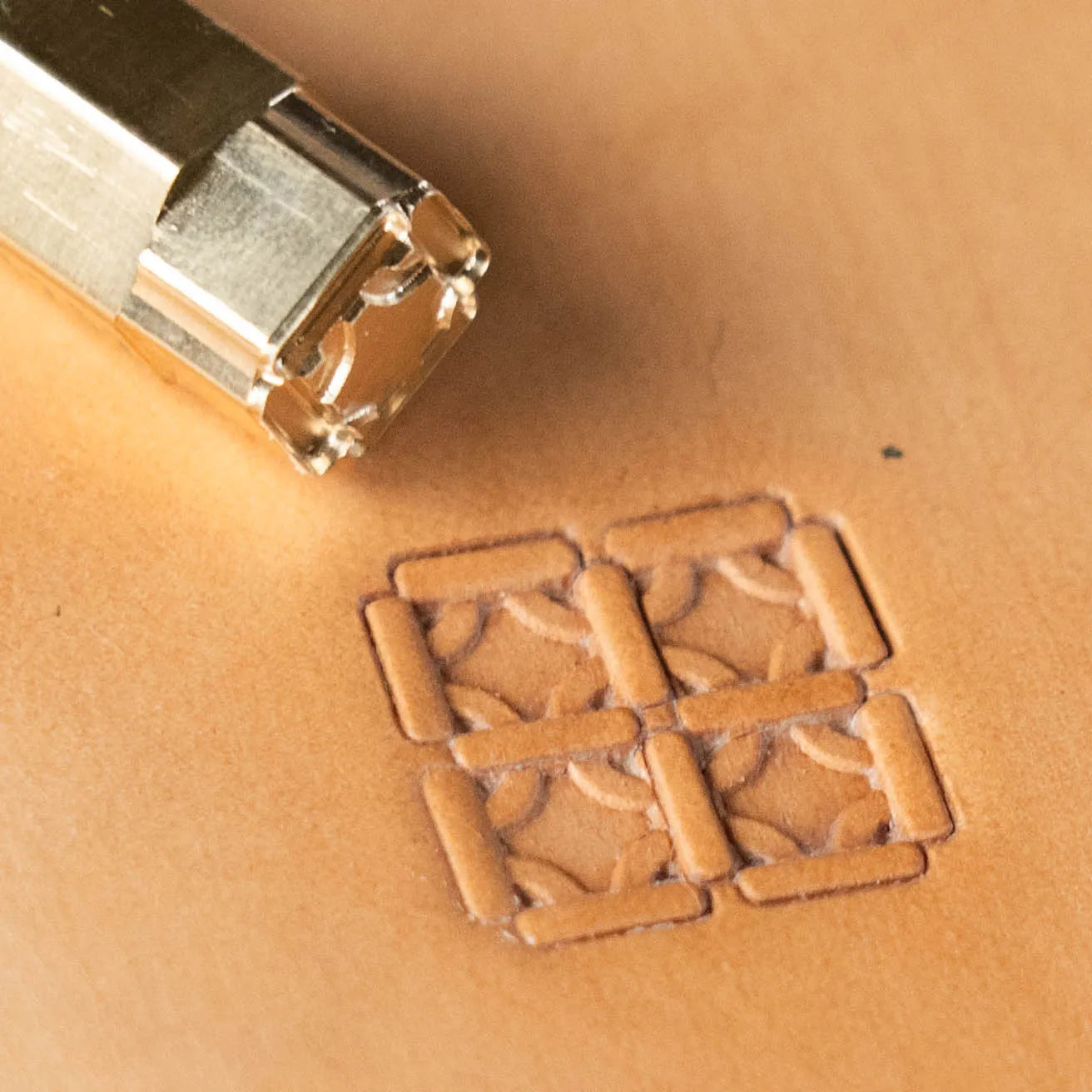 LT252 Geometric Leather Stamping Tool–Interlocking Squares Geometric 10x10mm (2/5" x 2/5")