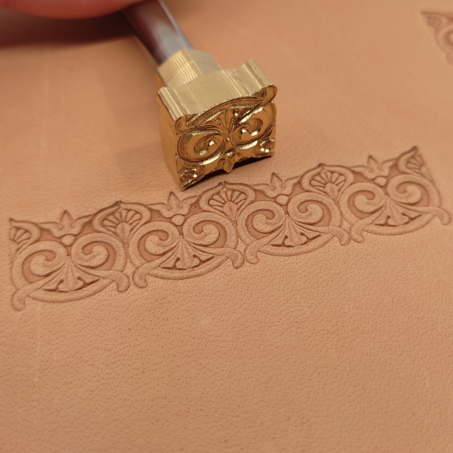 LT071 Scrollwork Border Leather Stamping Tool– Scrollwork shape