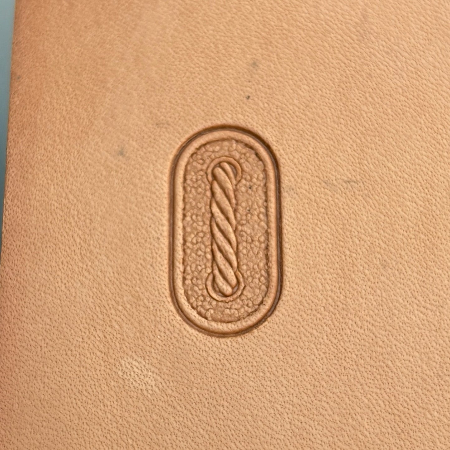 Rope Oval leather stamp LT074 — single impression on veg-tan leather