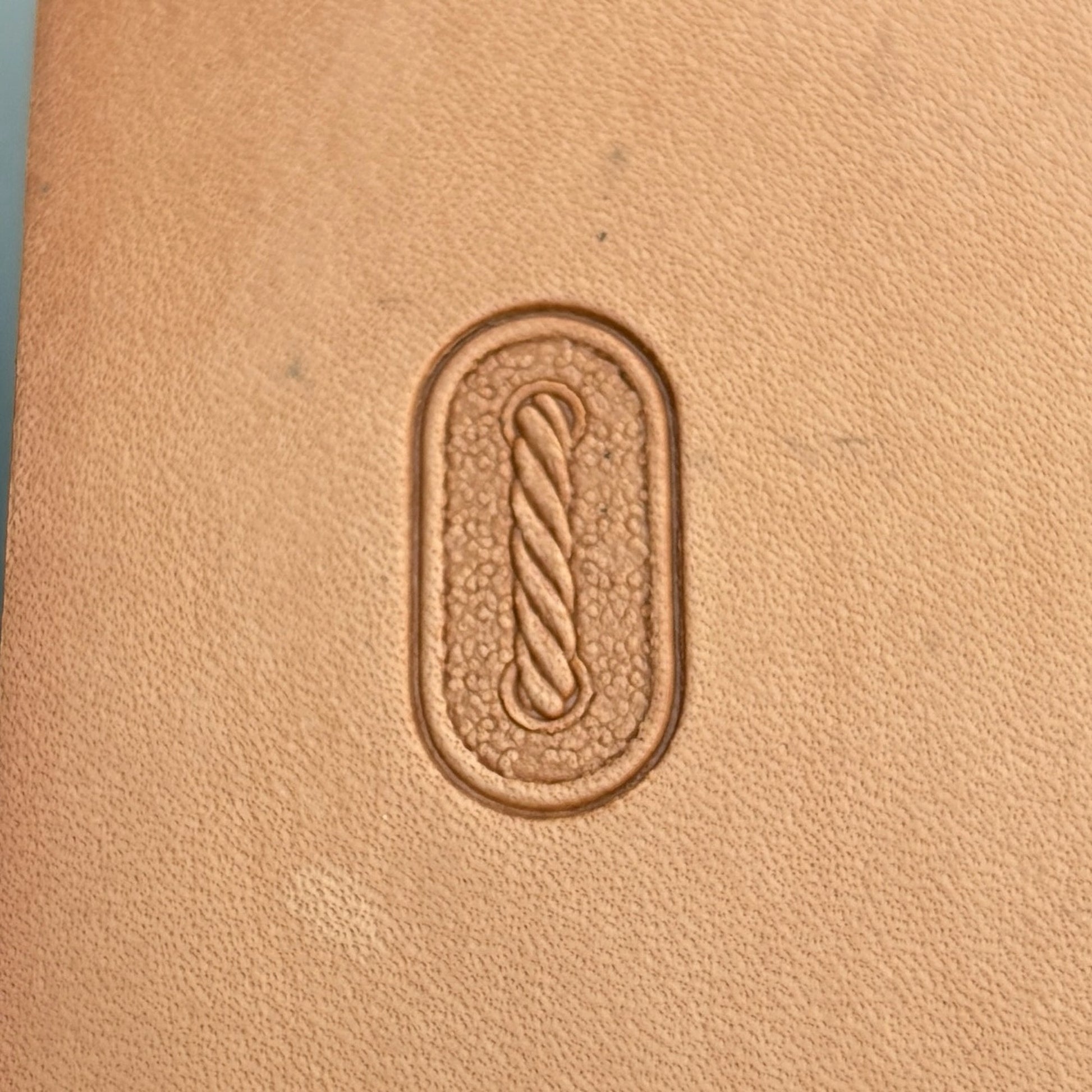 Rope Oval leather stamp LT074 — single impression on veg-tan leather
