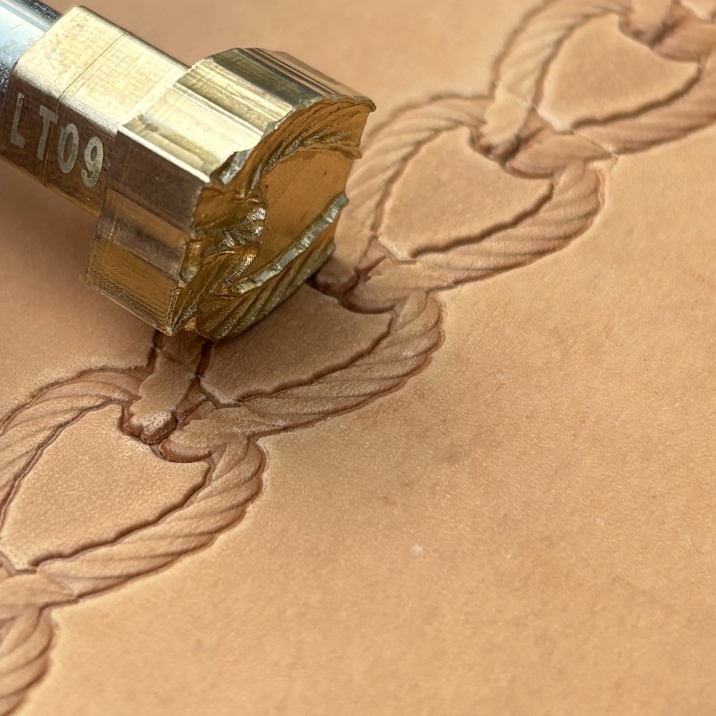 Rope Chain leather stamp LT099 — pattern imprint on veg-tan leather