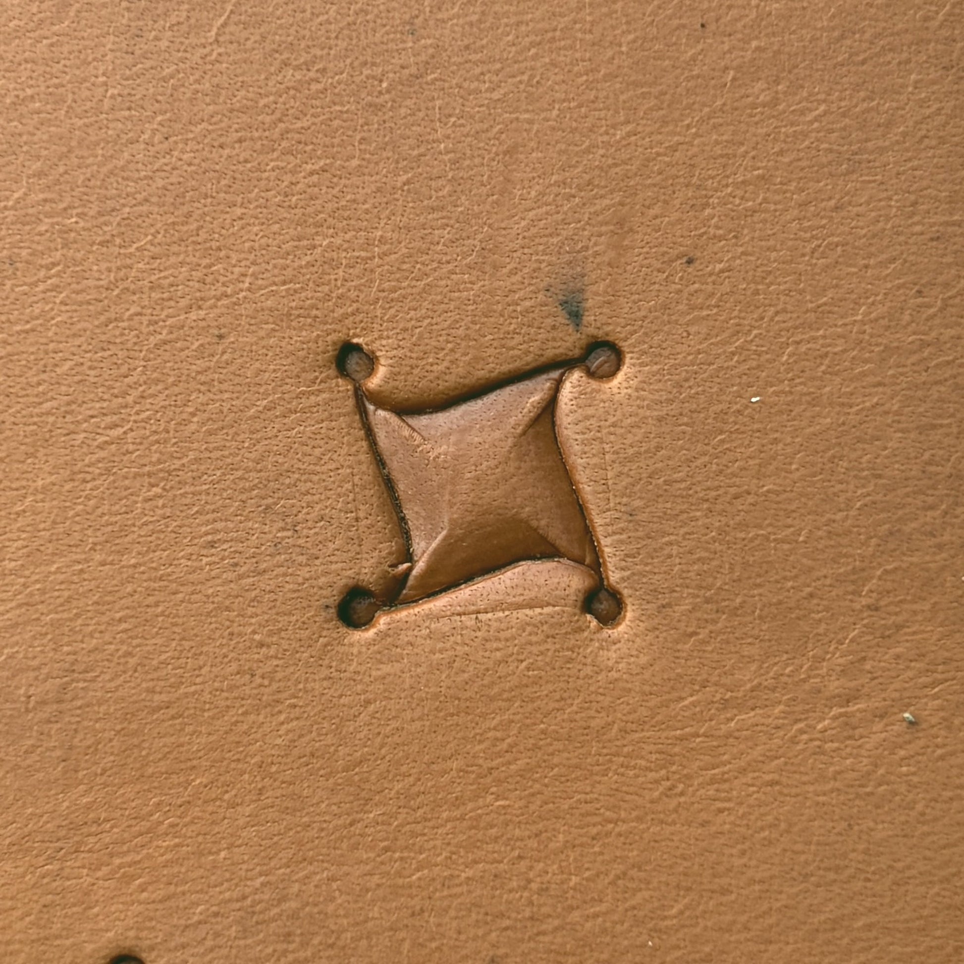 Quilt Style leather stamp LT291 — single impression on veg-tan leather