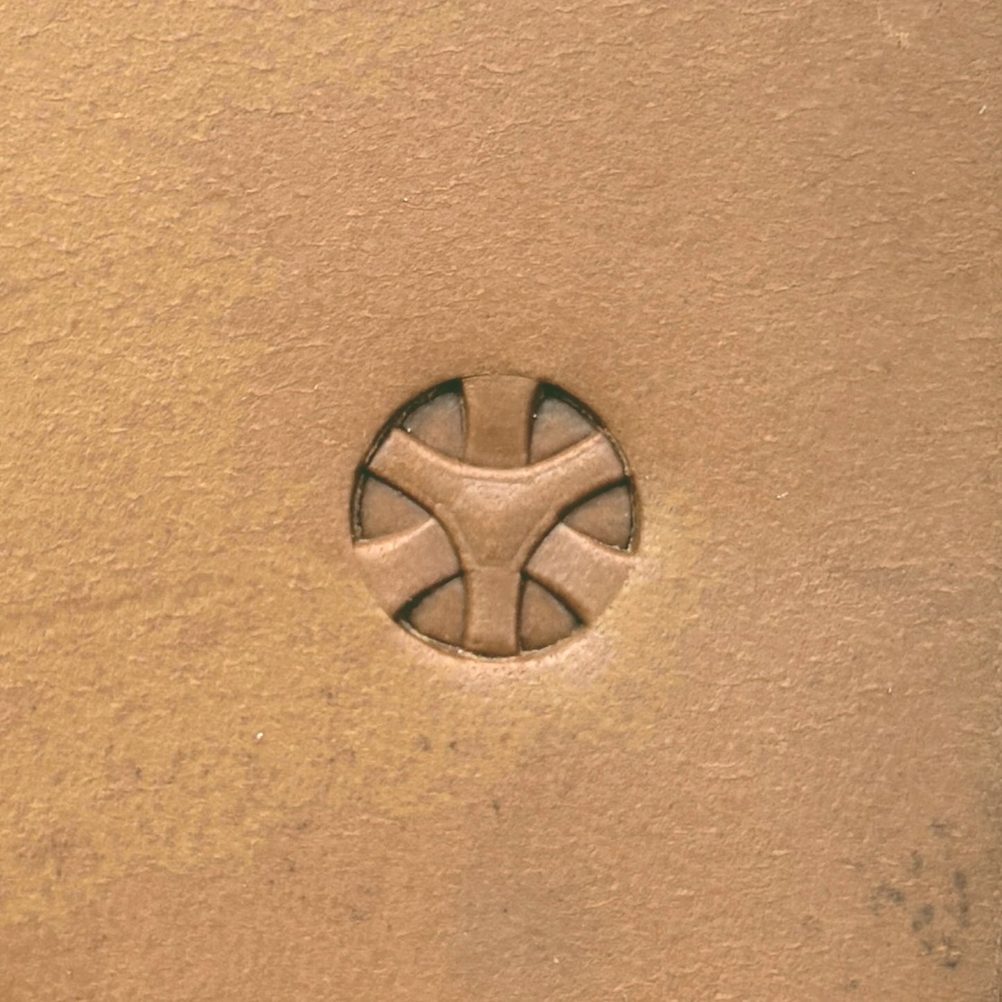 Tri leather stamp LT301 — pattern imprint on veg-tan leather
