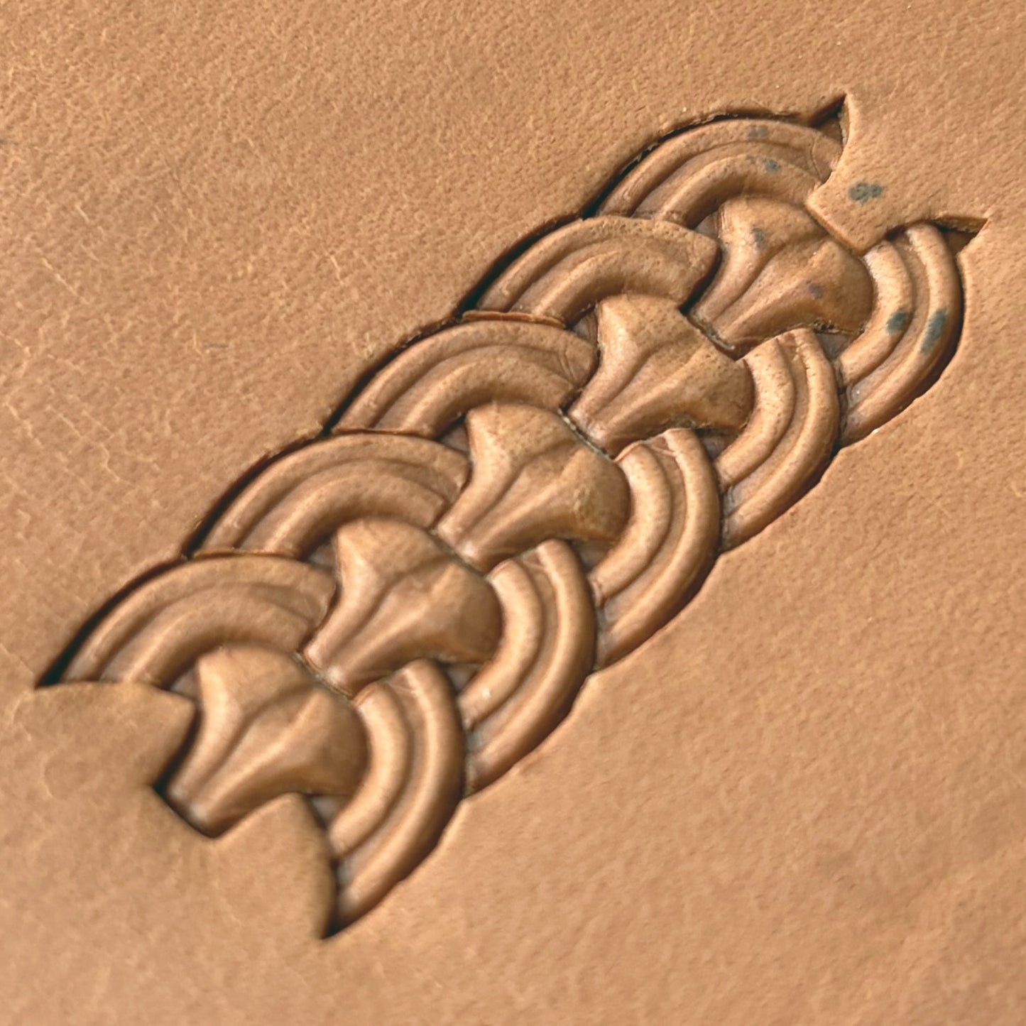 Curved Links Basket Weave leather stamp LT420 — pattern imprint on veg-tan leather