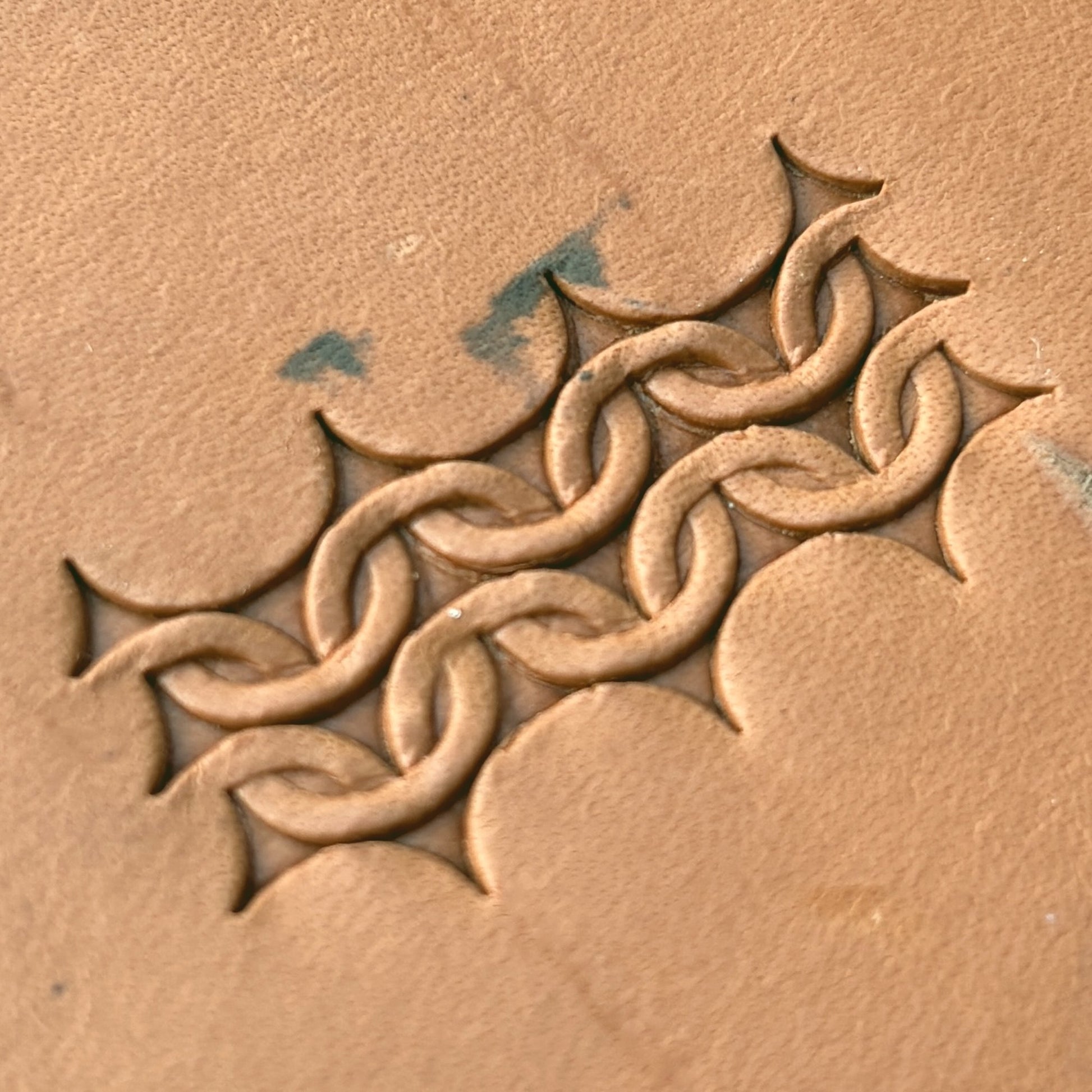 Interlaced Chain leather stamp LT505 — pattern imprint on veg-tan leather