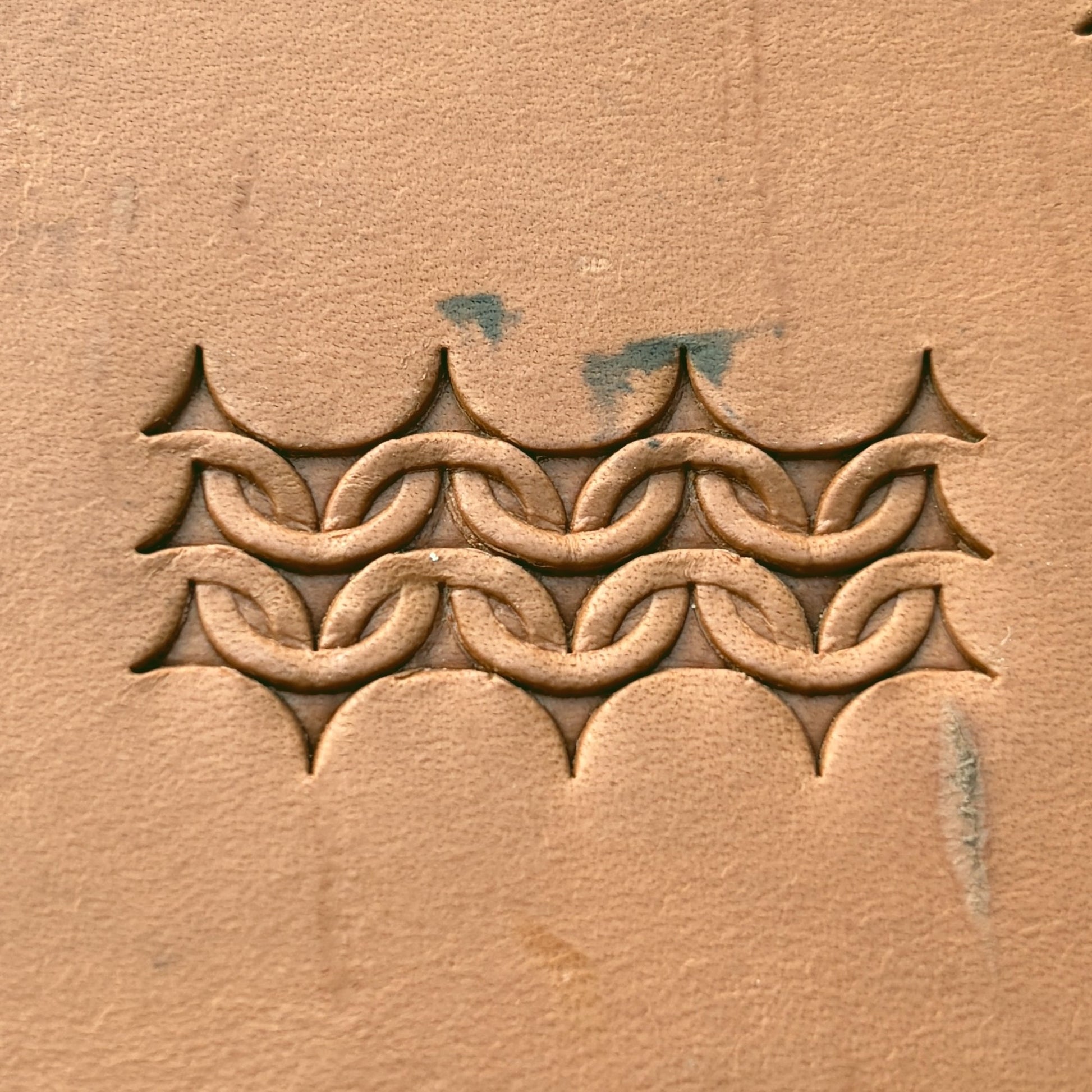 Interlaced Chain leather stamp LT505 — pattern imprint on veg-tan leather
