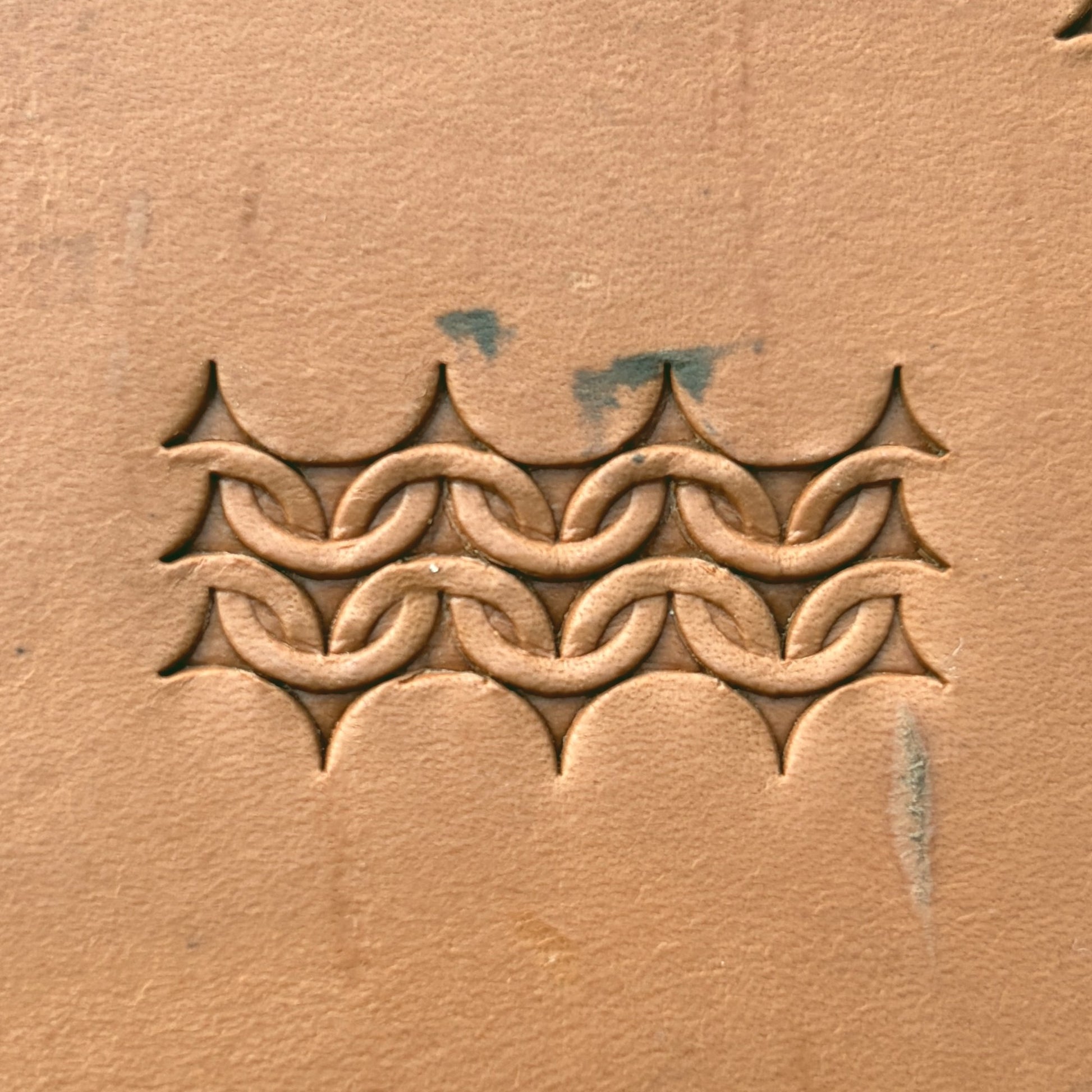 Interlaced Chain leather stamp LT505 — pattern imprint on veg-tan leather