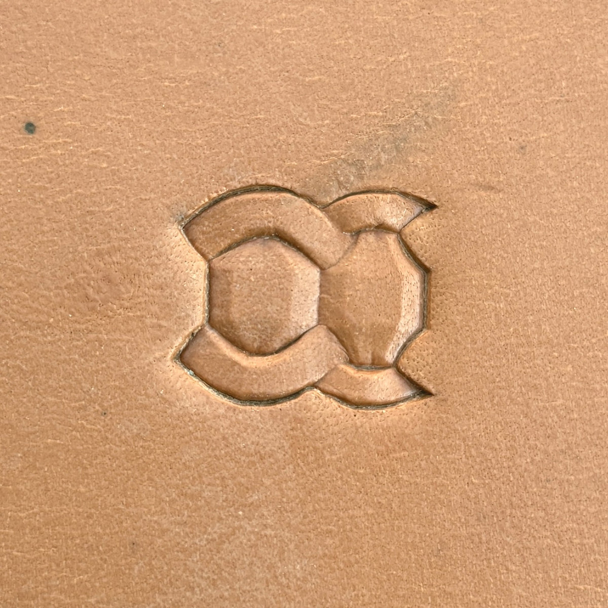 Chain Link Geometric leather stamp LT519 — single impression on veg-tan leather
