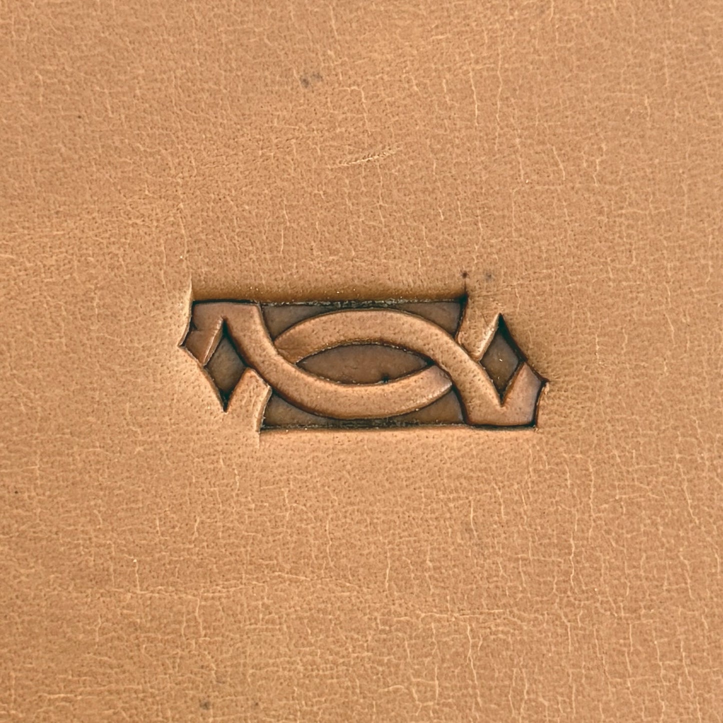 Chain Link Corner Geometric leather stamp LT523 — pattern imprint on veg-tan leather