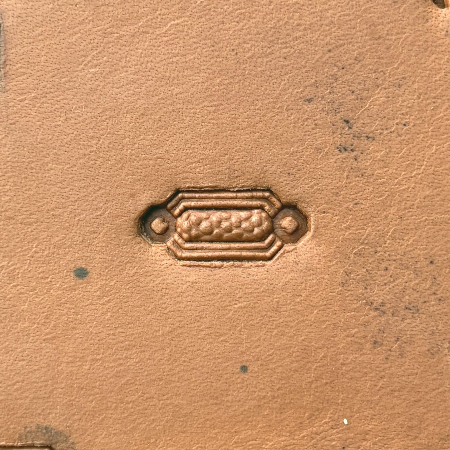 Chain Link Corner leather stamp LT529 — pattern imprint on veg-tan leather