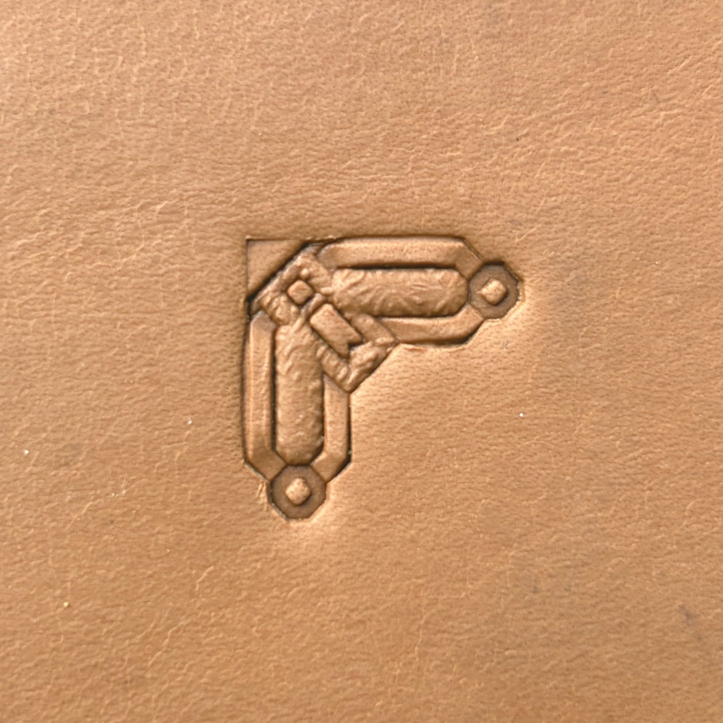 Chain Geometric leather stamp LT531 — single impression on veg-tan leather