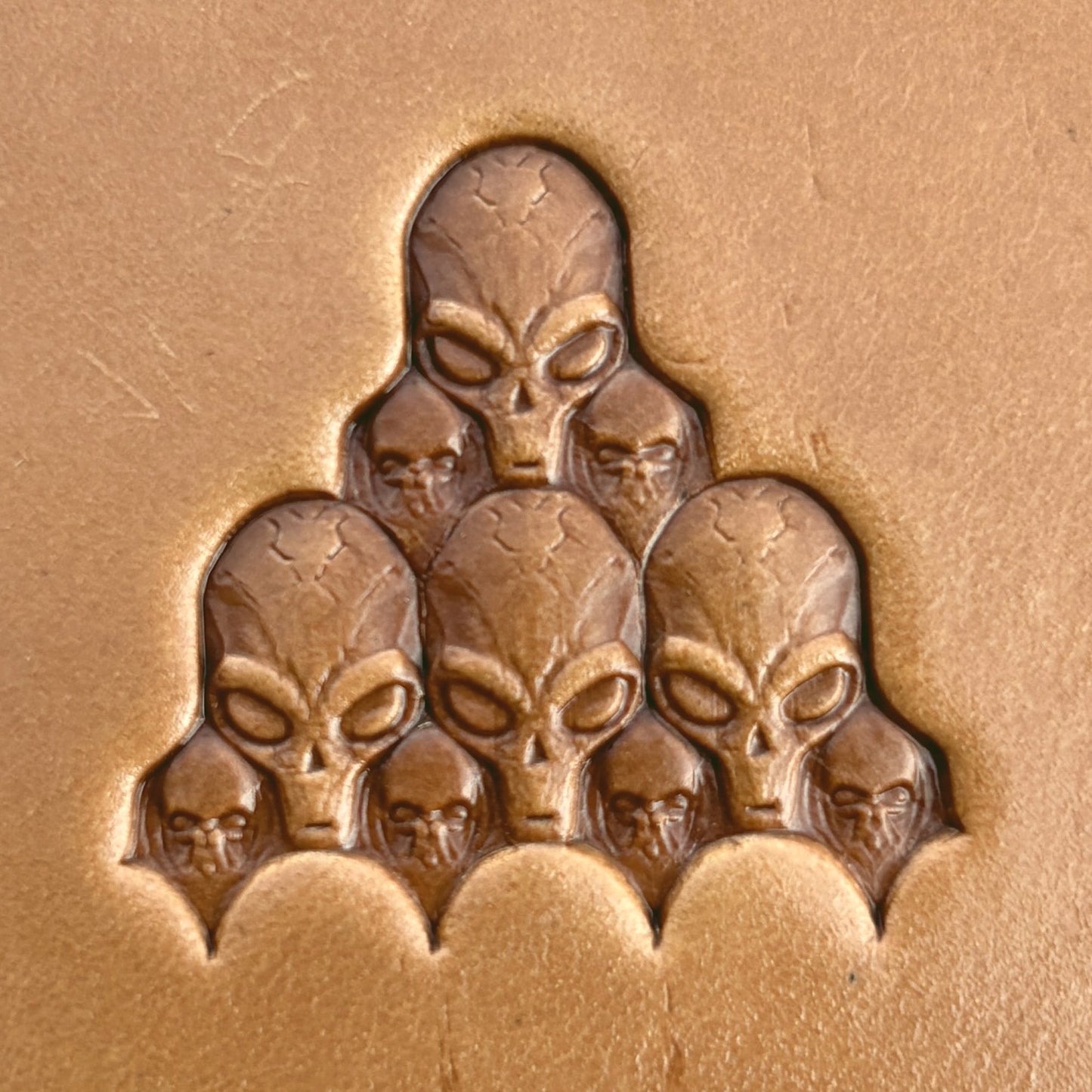 Alien Cluster Skull leather stamp LT568 — pattern imprint on veg-tan leather
