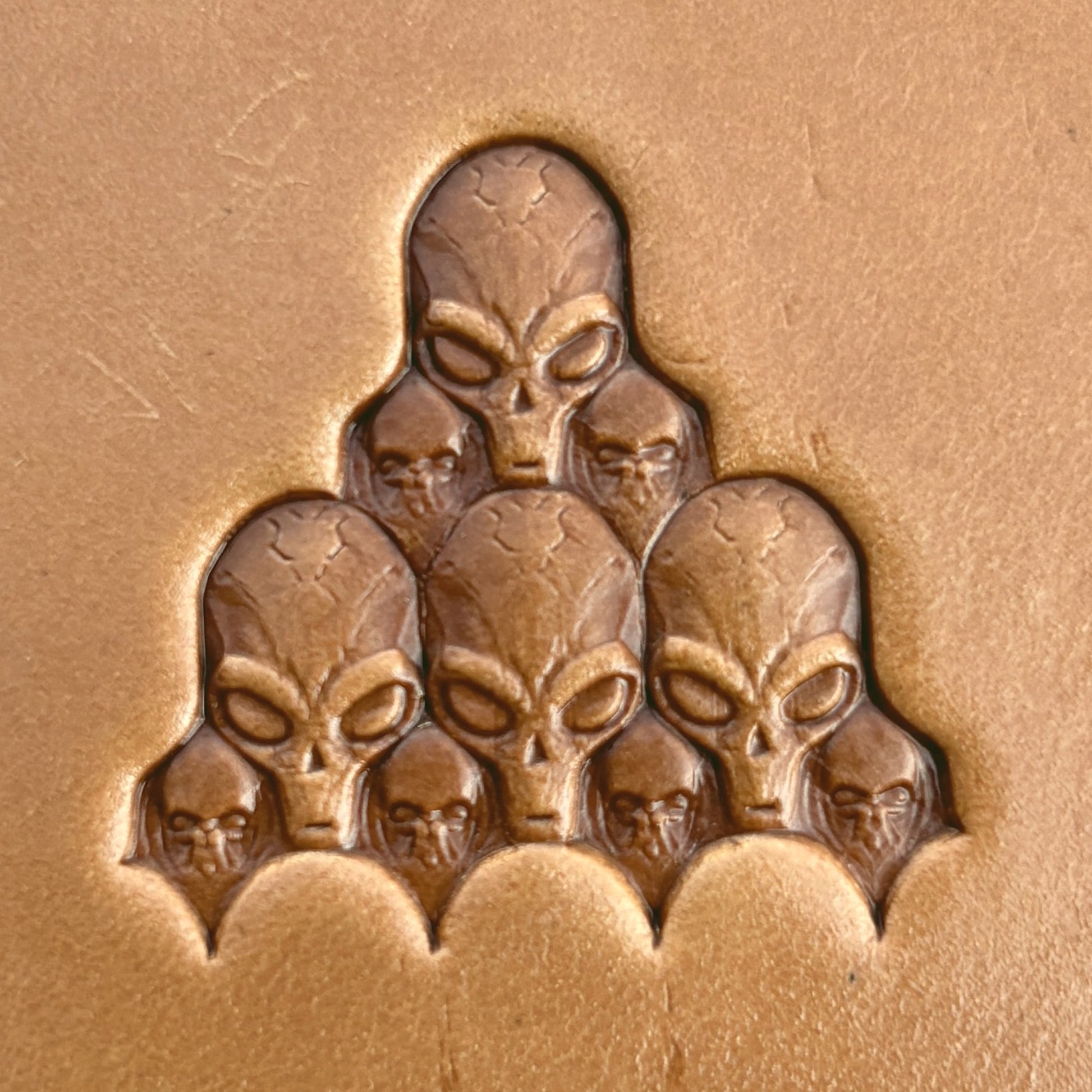 Alien Cluster Skull leather stamp LT568 — pattern imprint on veg-tan leather