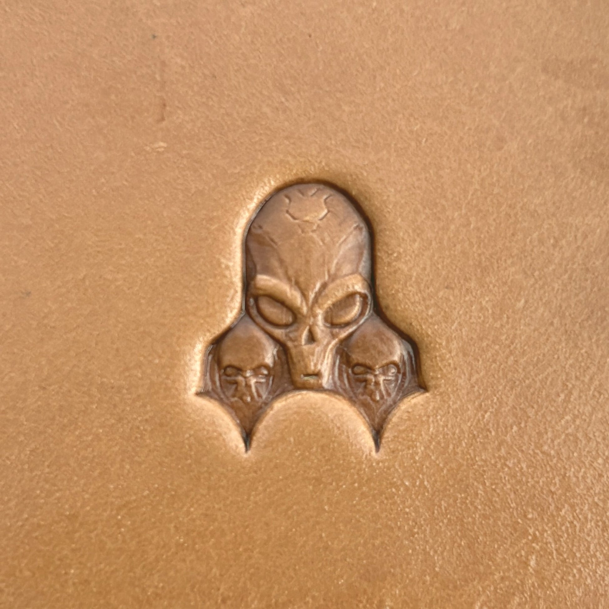 Alien Cluster Skull leather stamp LT568 — single impression on veg-tan leather