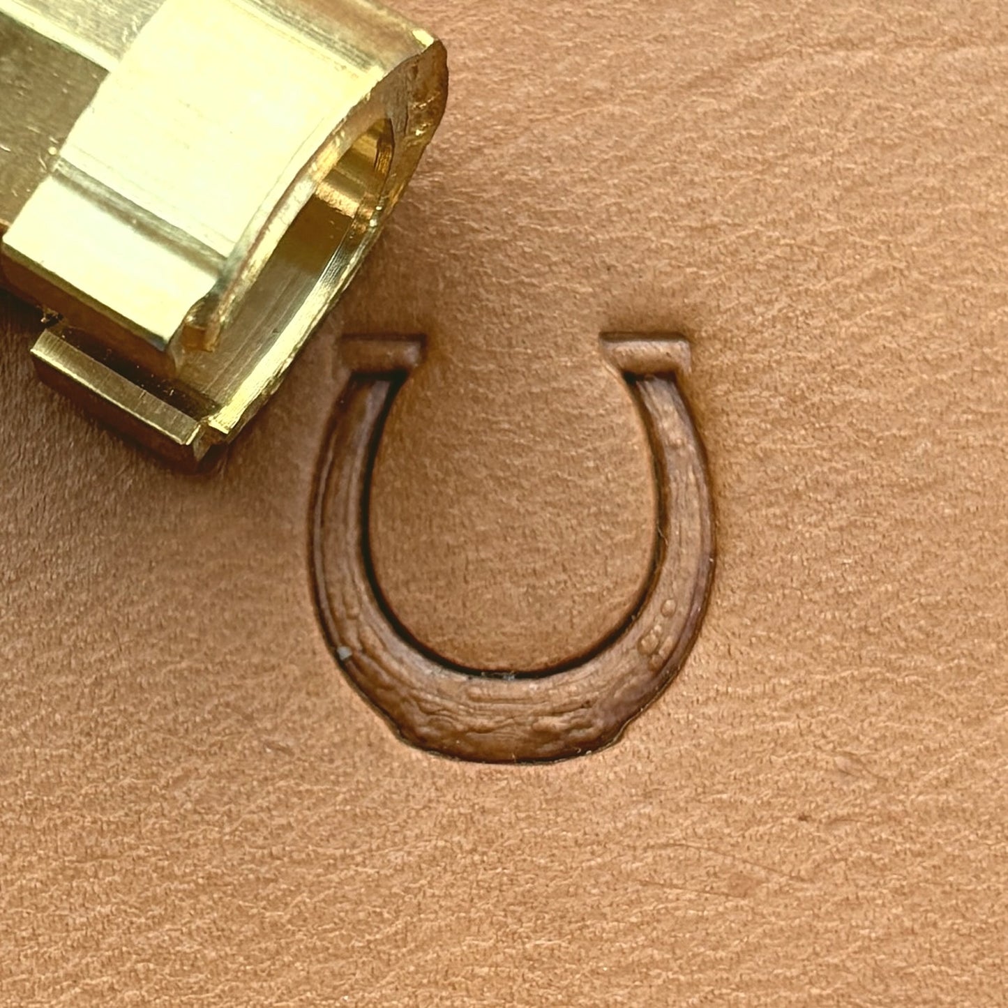 Horseshoe leather stamp LT614 — pattern imprint on veg-tan leather