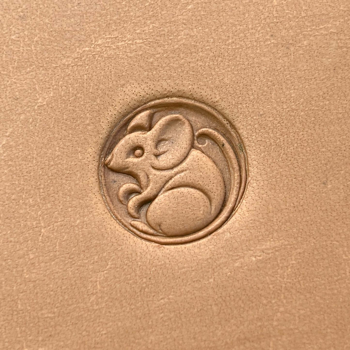 Mouse in Circle leather stamp LT658 — pattern imprint on veg-tan leather