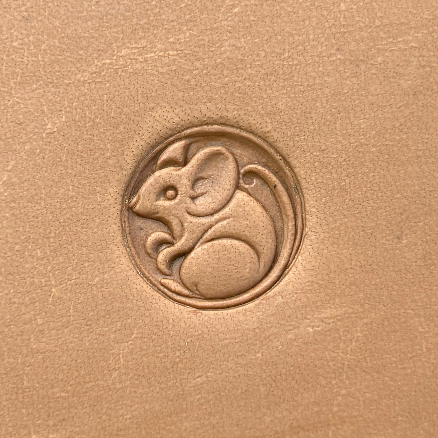 Mouse in Circle leather stamp LT658 — pattern imprint on veg-tan leather
