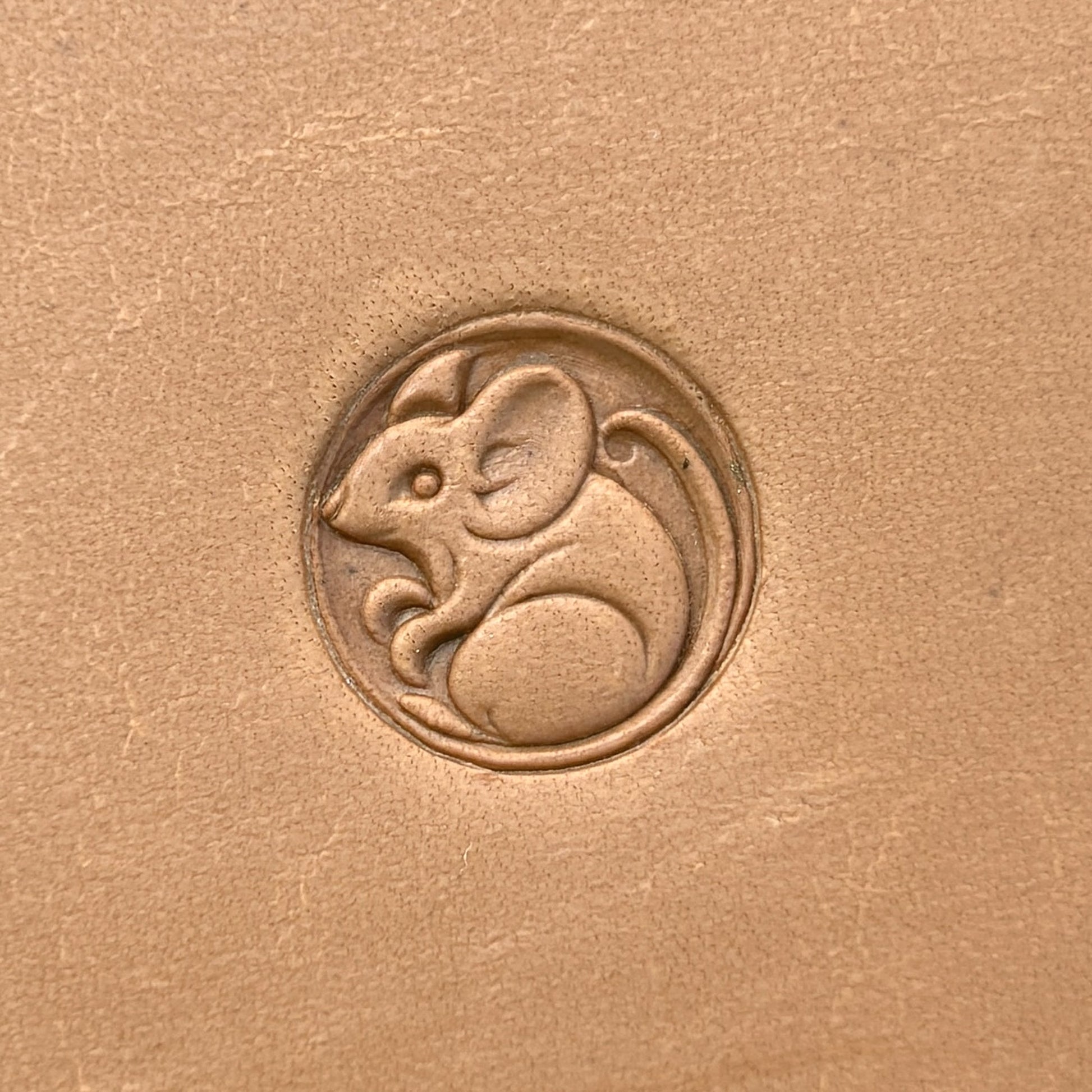 Mouse in Circle leather stamp LT658 — pattern imprint on veg-tan leather