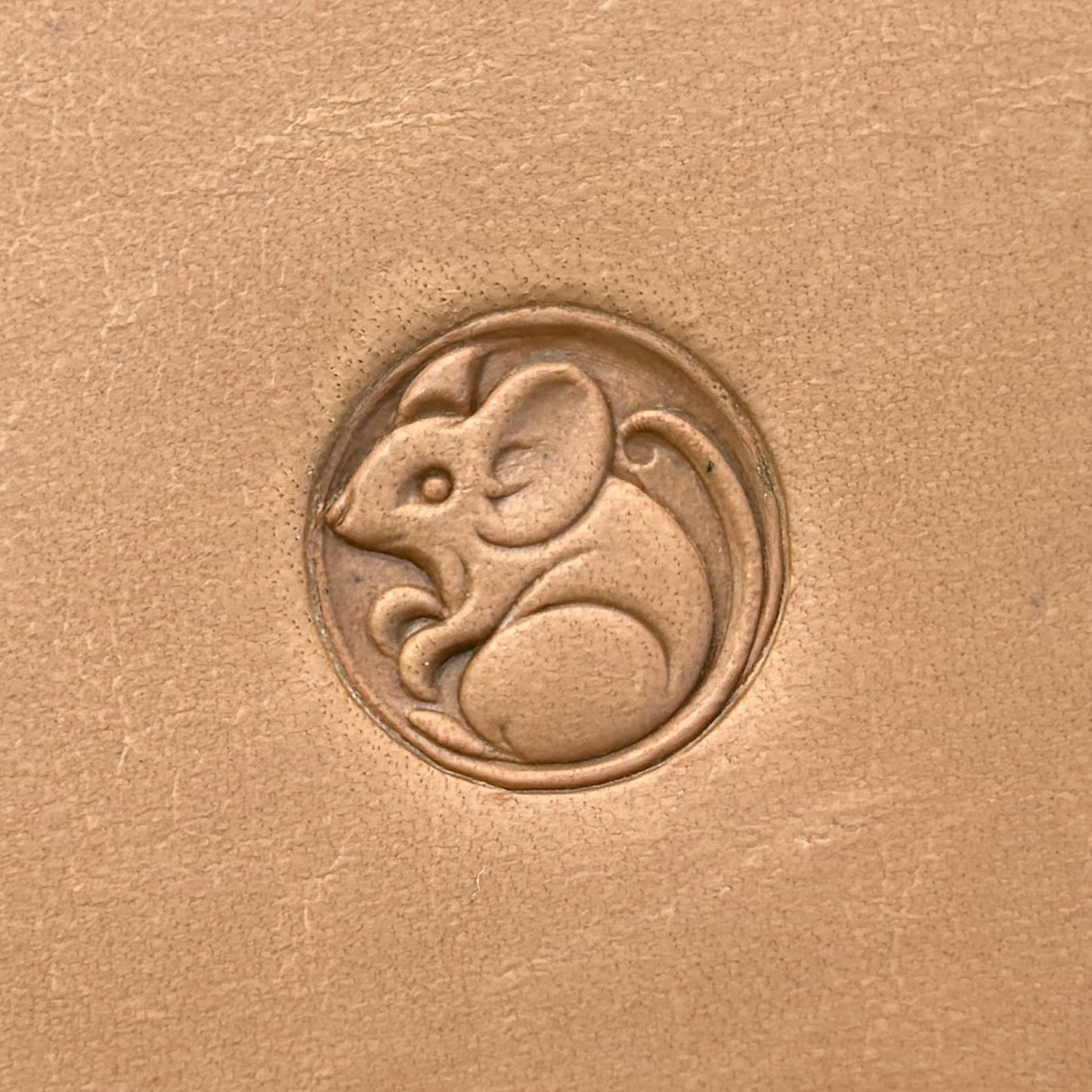 Mouse in Circle leather stamp LT658 — pattern imprint on veg-tan leather
