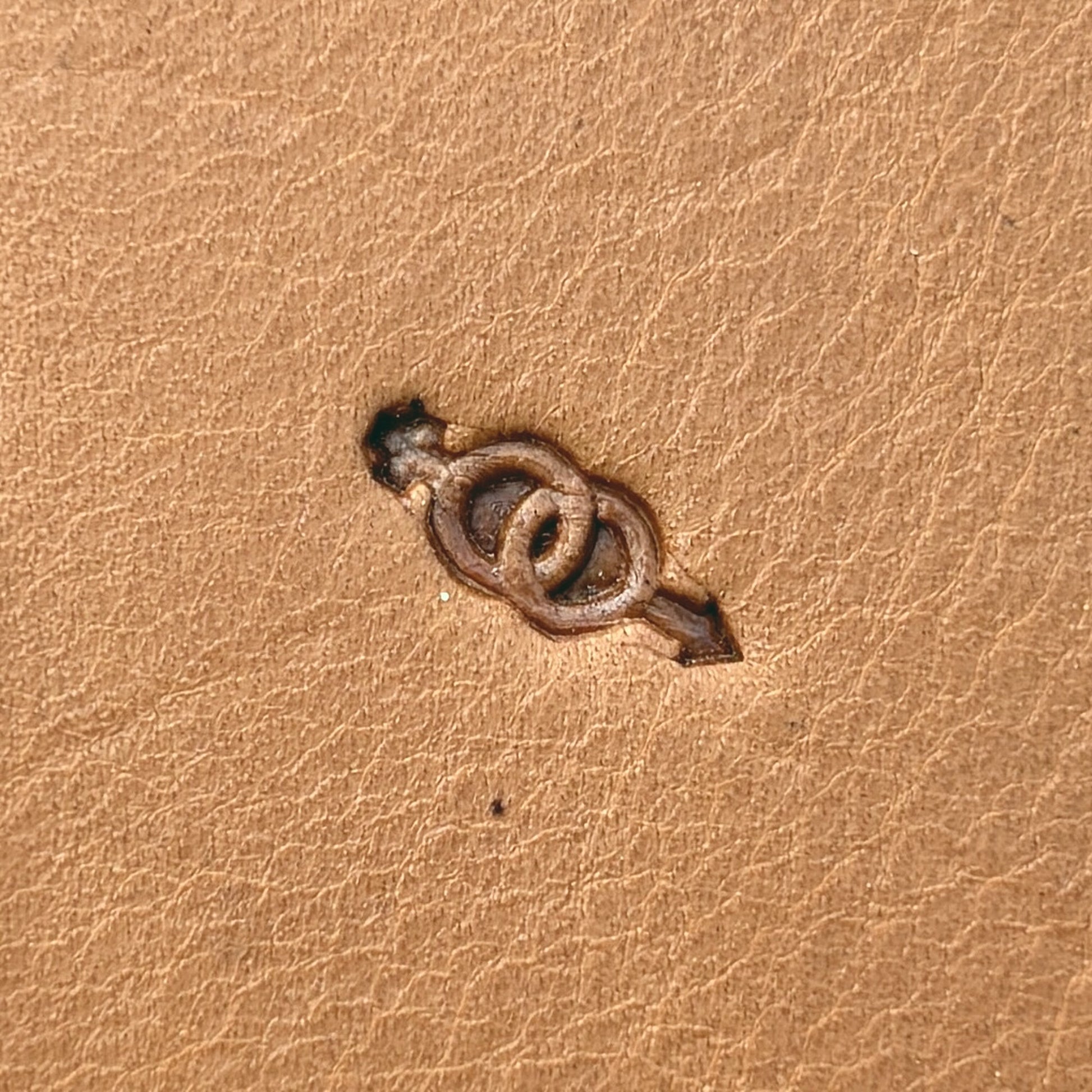 Knot Arrow leather stamp LT681 — single impression on veg-tan leather