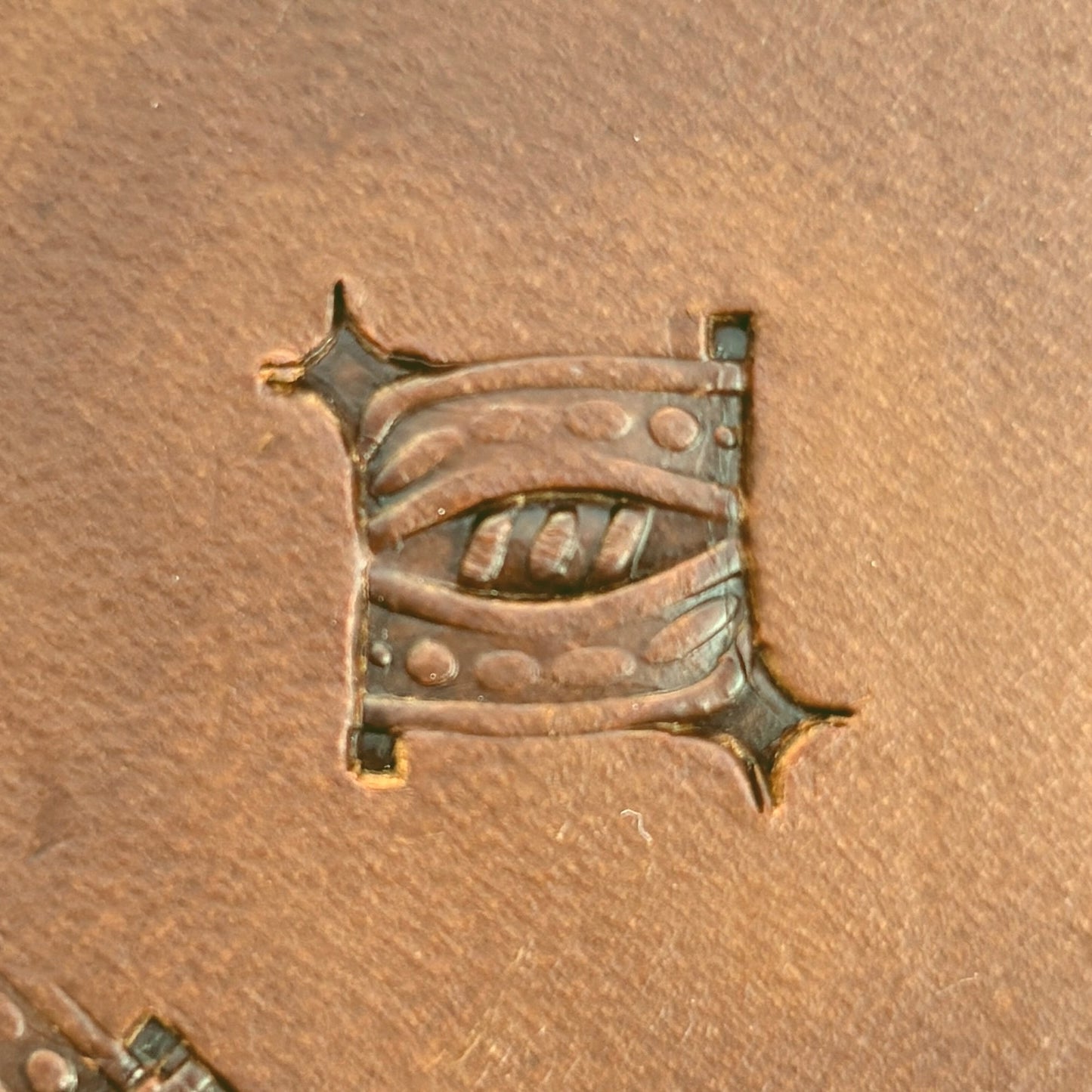 Beaded Basket Weave leather stamp LT830 — single impression on veg-tan leather